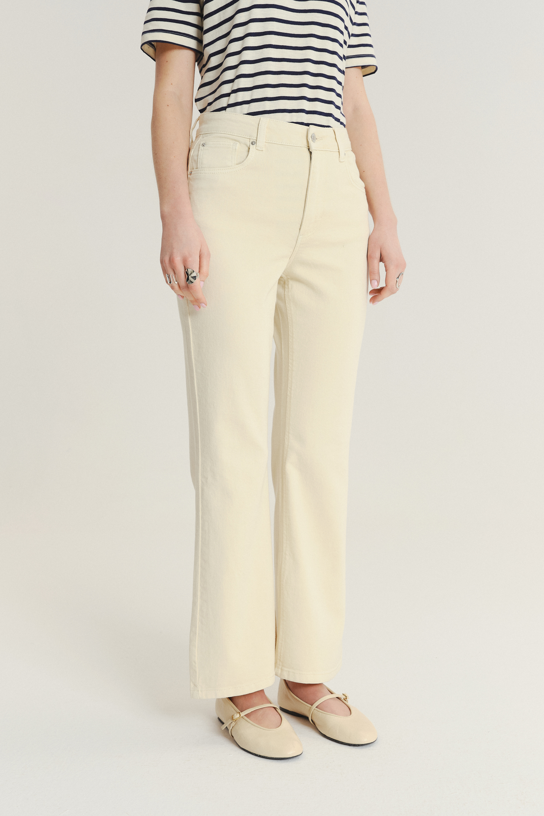 Kremowe jeansy z rozszerzaną nogawką