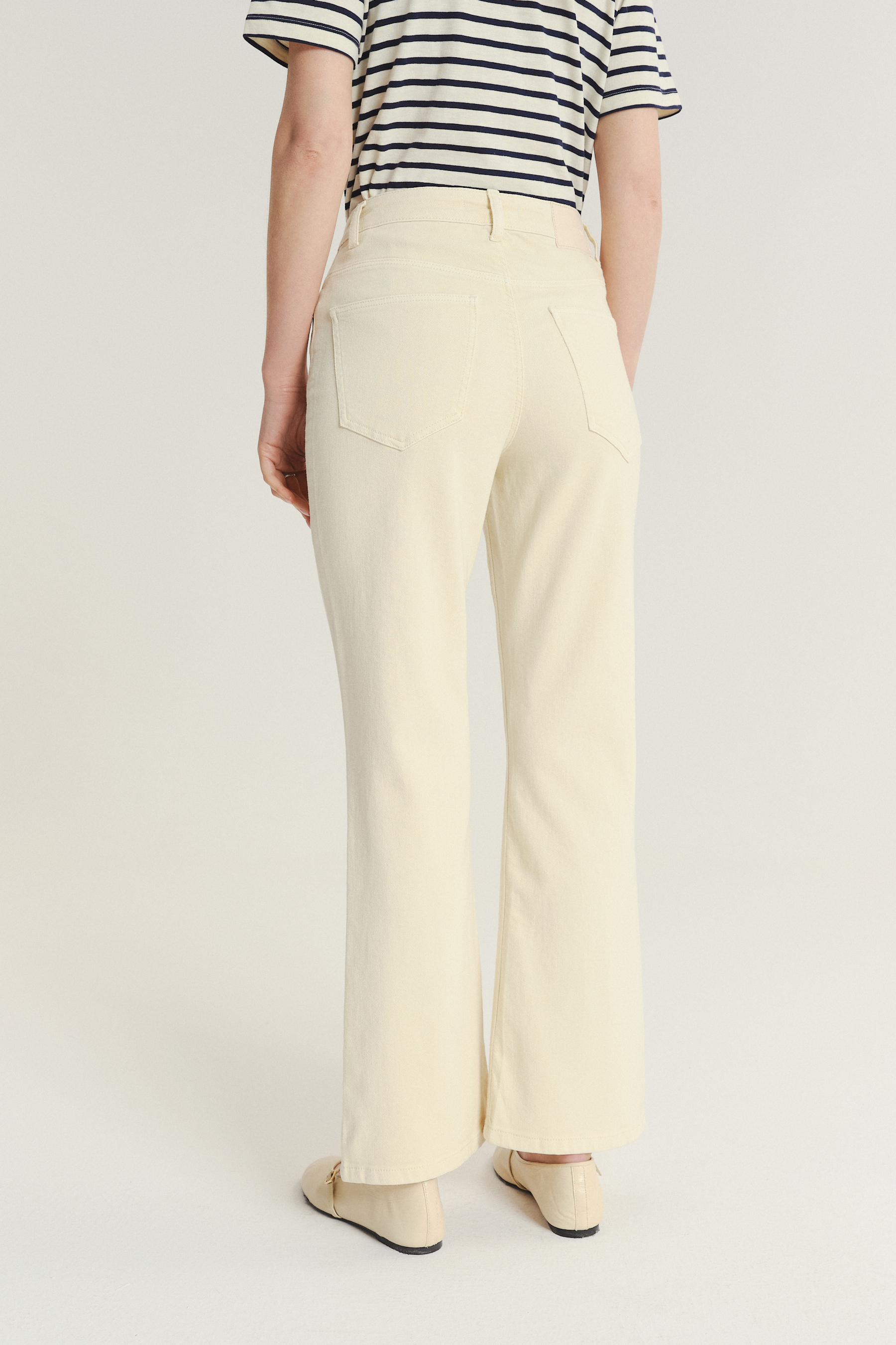 Kremowe jeansy z rozszerzaną nogawką