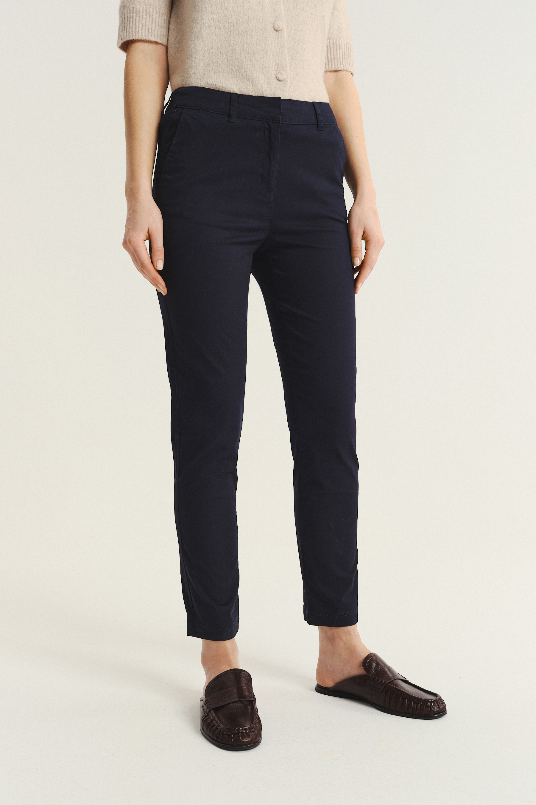 Granatowe spodnie typu cygaretki