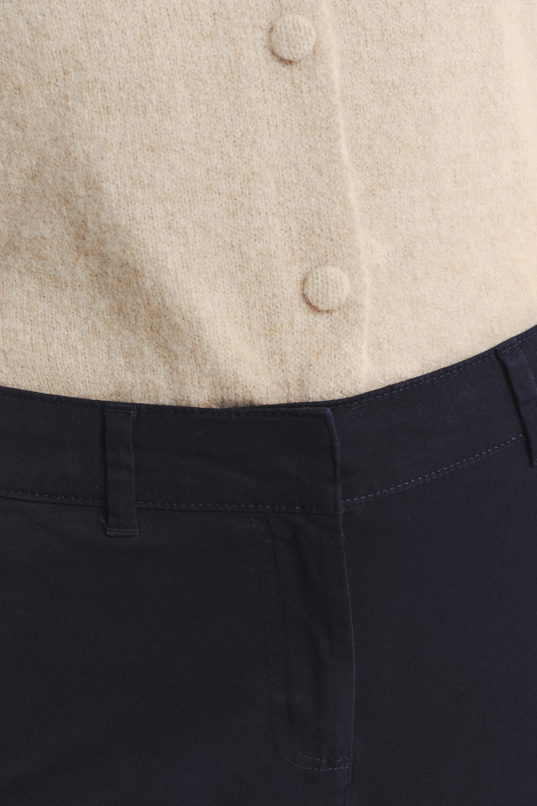 Granatowe spodnie typu cygaretki