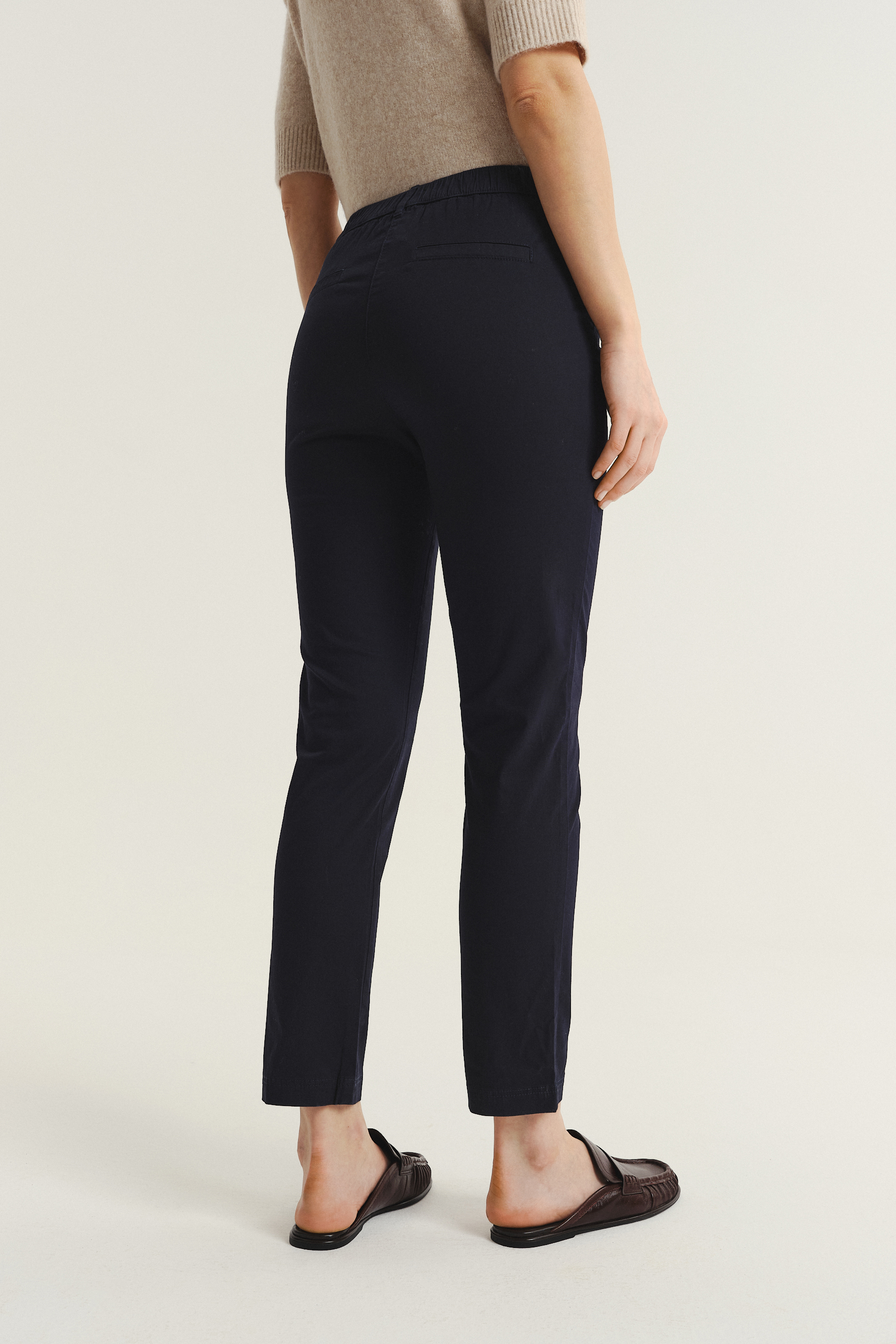 Granatowe spodnie typu cygaretki