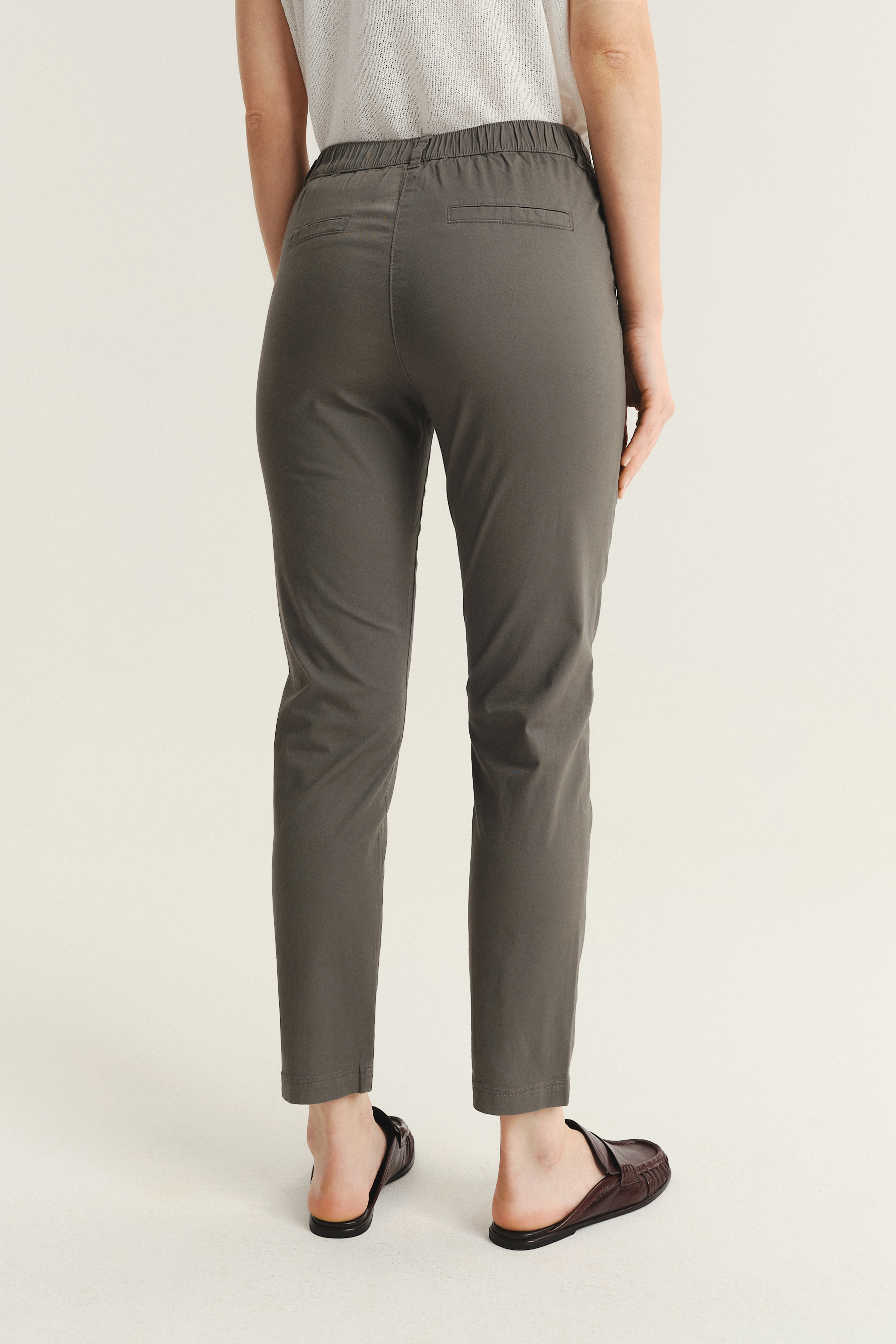 Bawełniane cygaretki w ziemistym odcieniu brązu