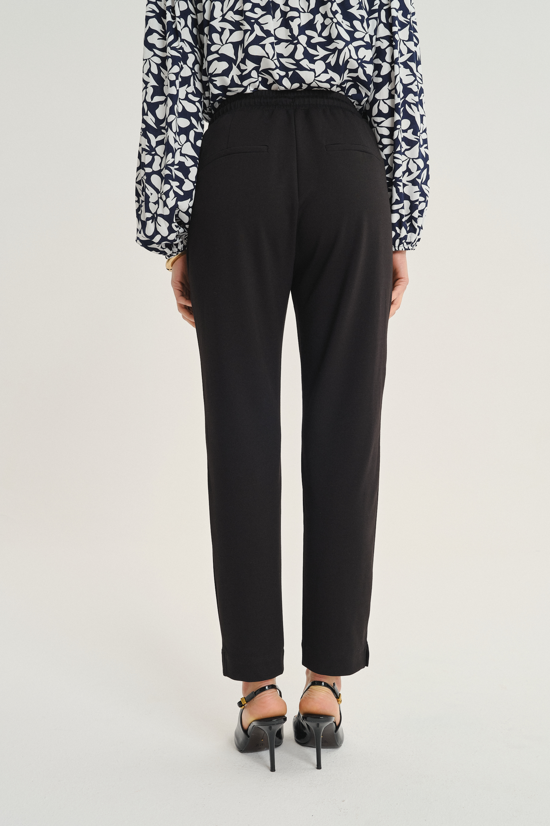 Czarne spodnie z troczkami