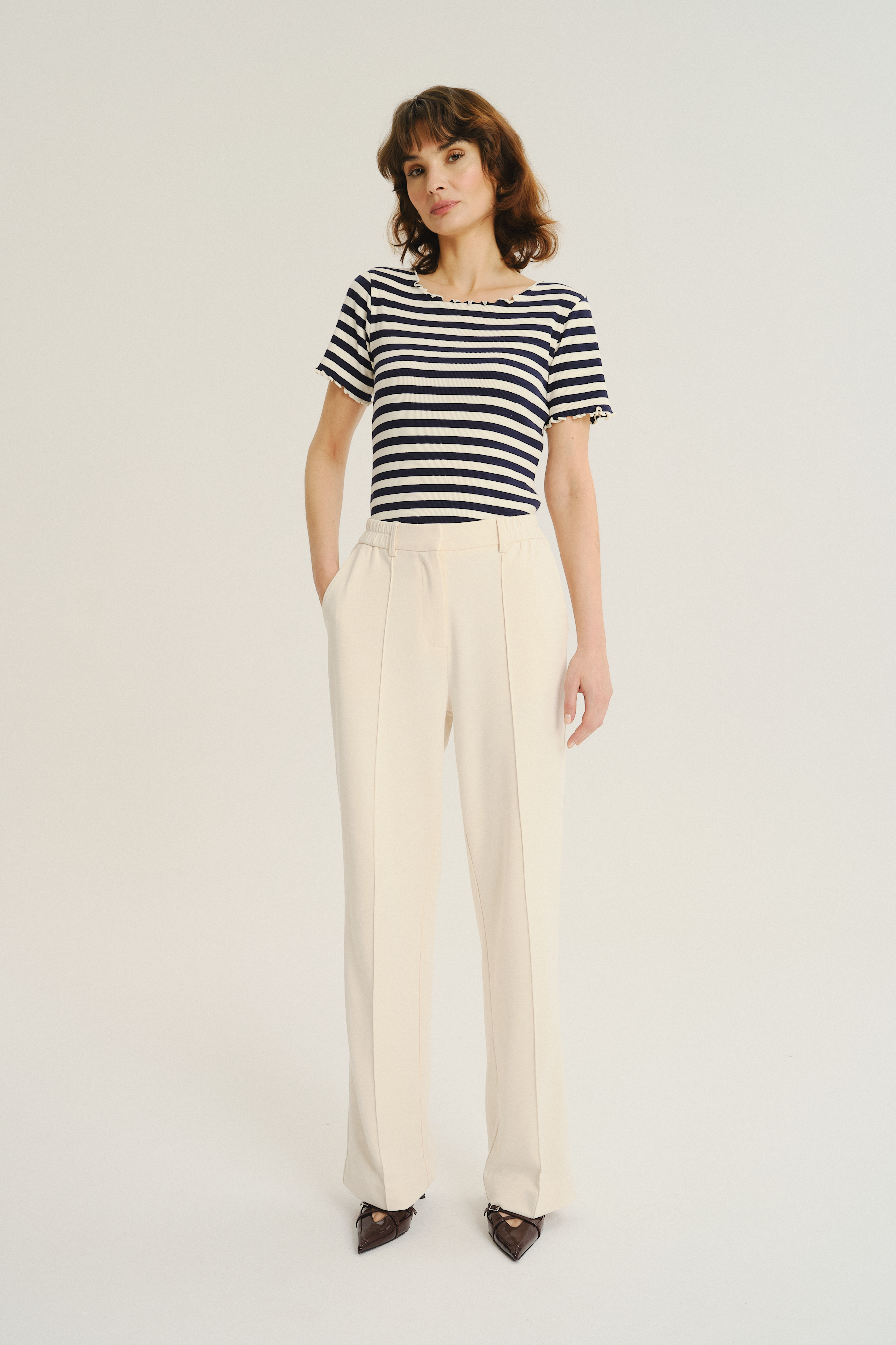 Kremowe spodnie z dodatkiem bawełny