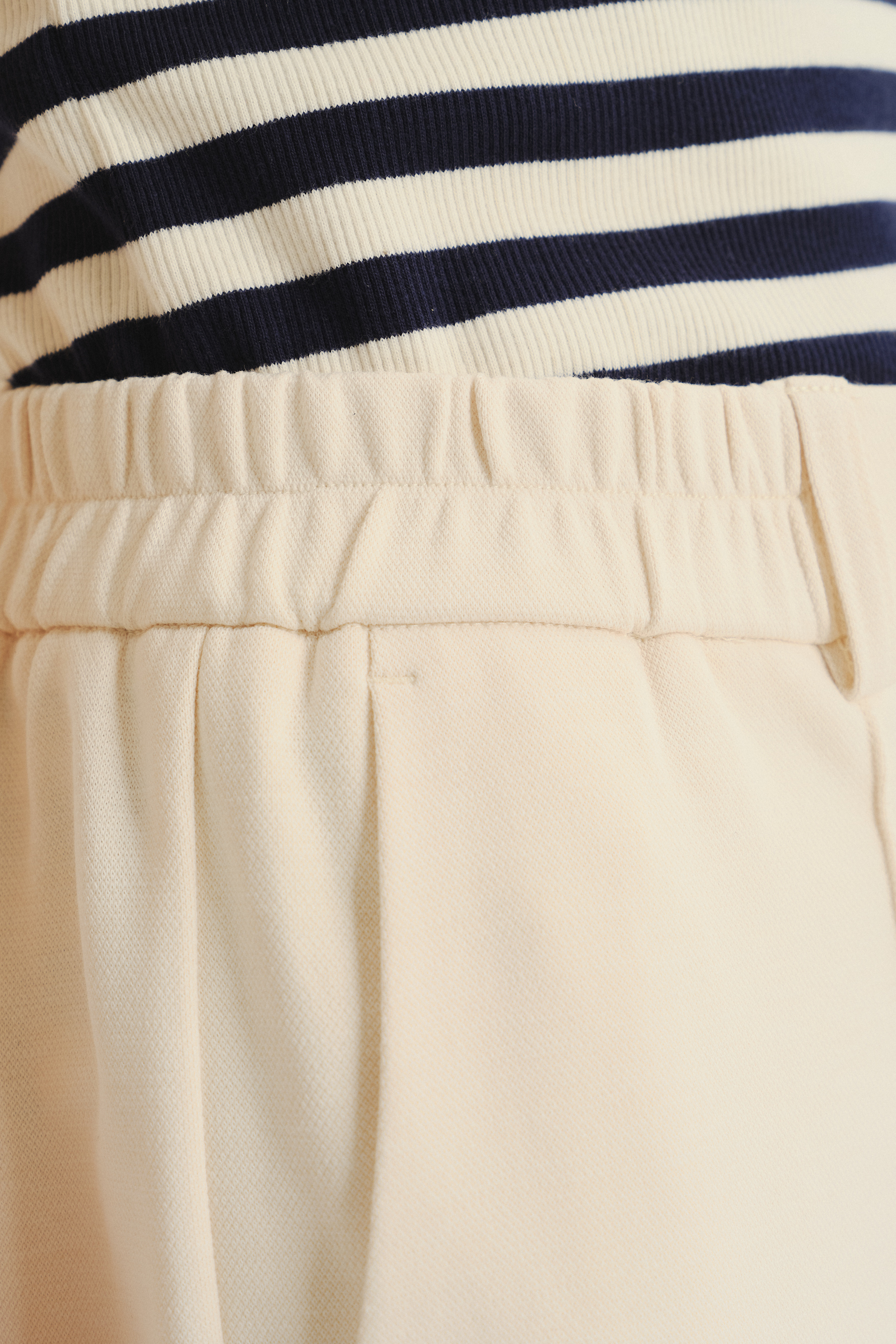 Kremowe spodnie z dodatkiem bawełny