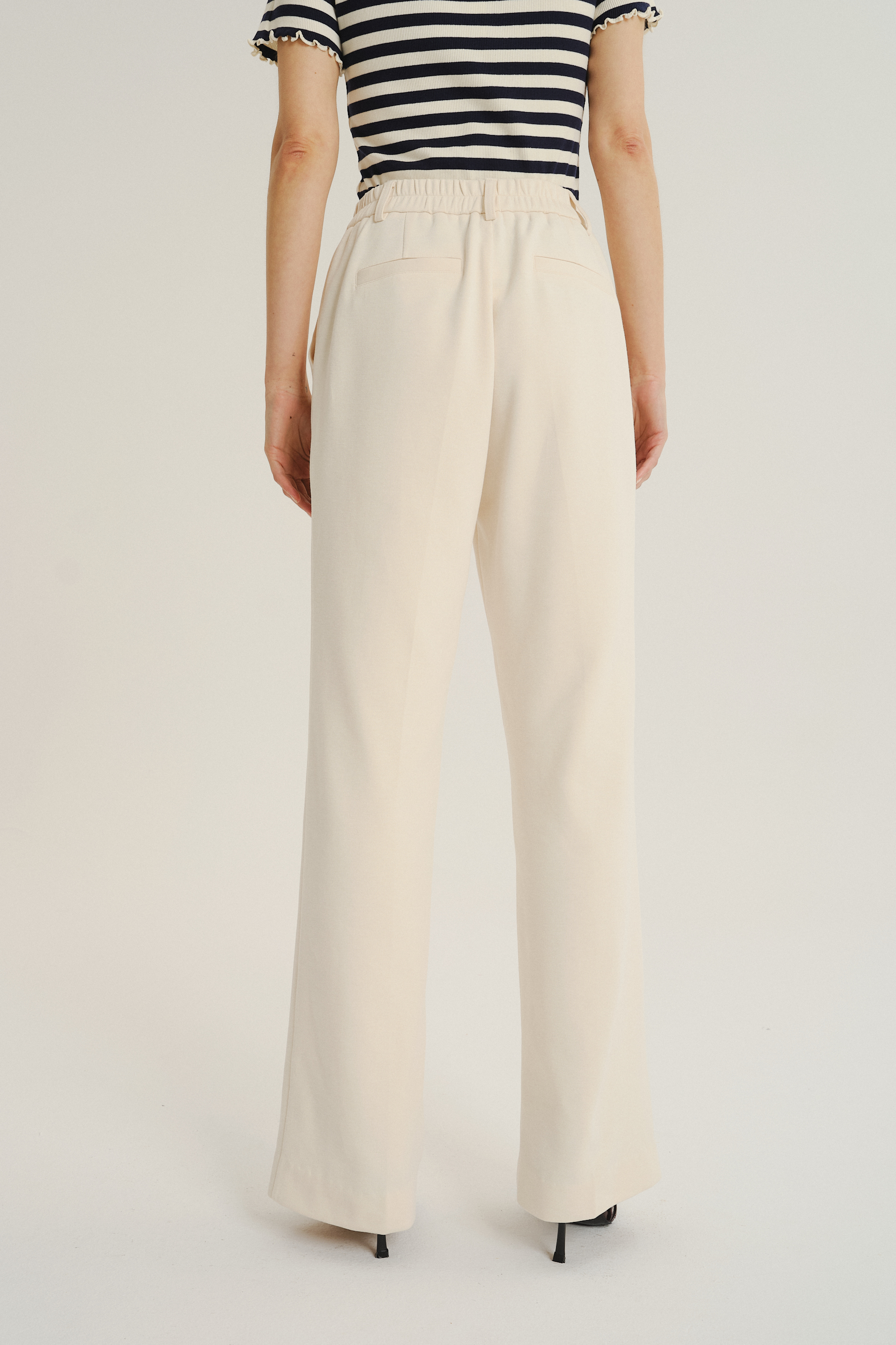 Kremowe spodnie z dodatkiem bawełny