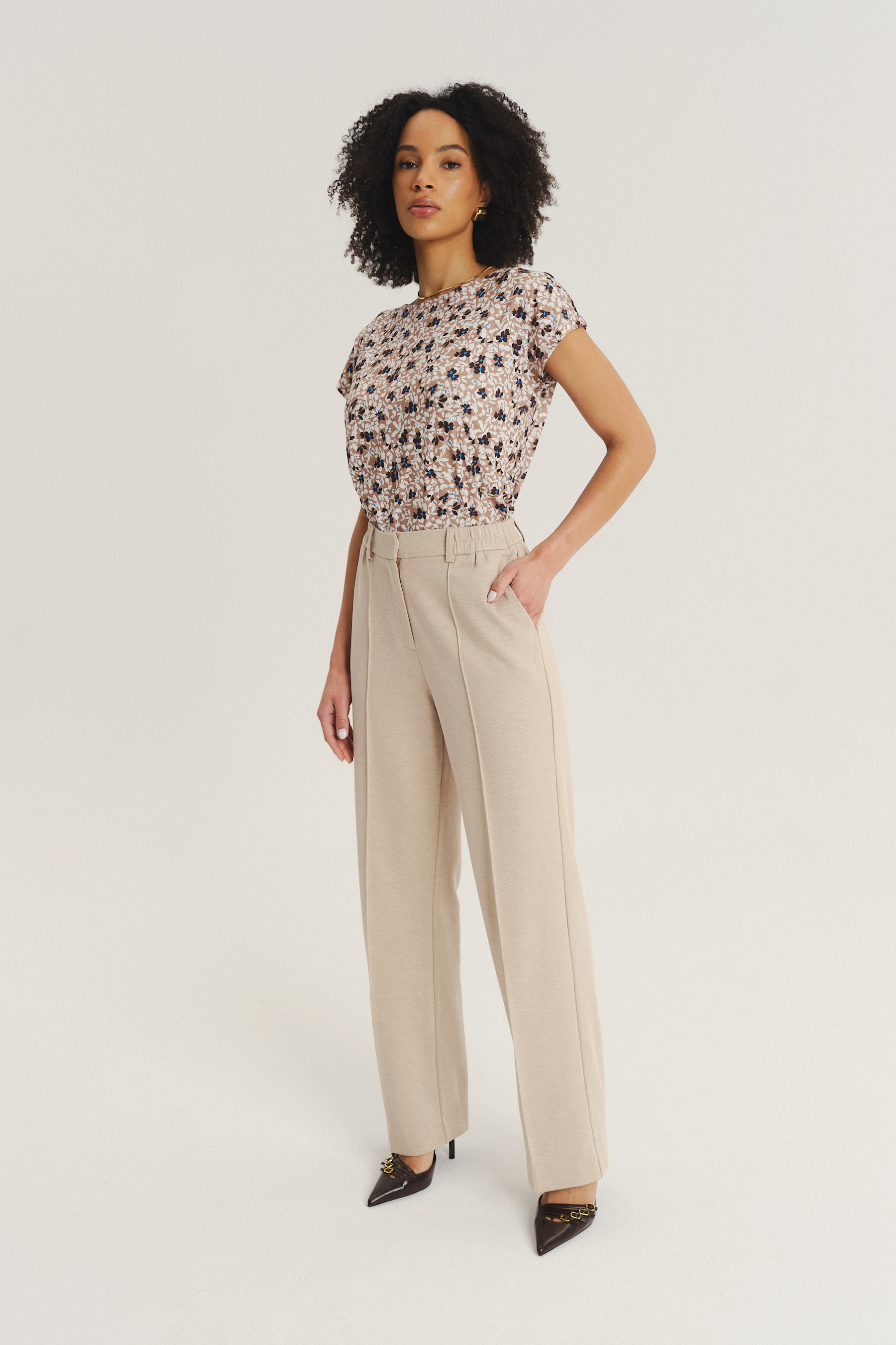 Beżowe spodnie z zaznaczonym kantem