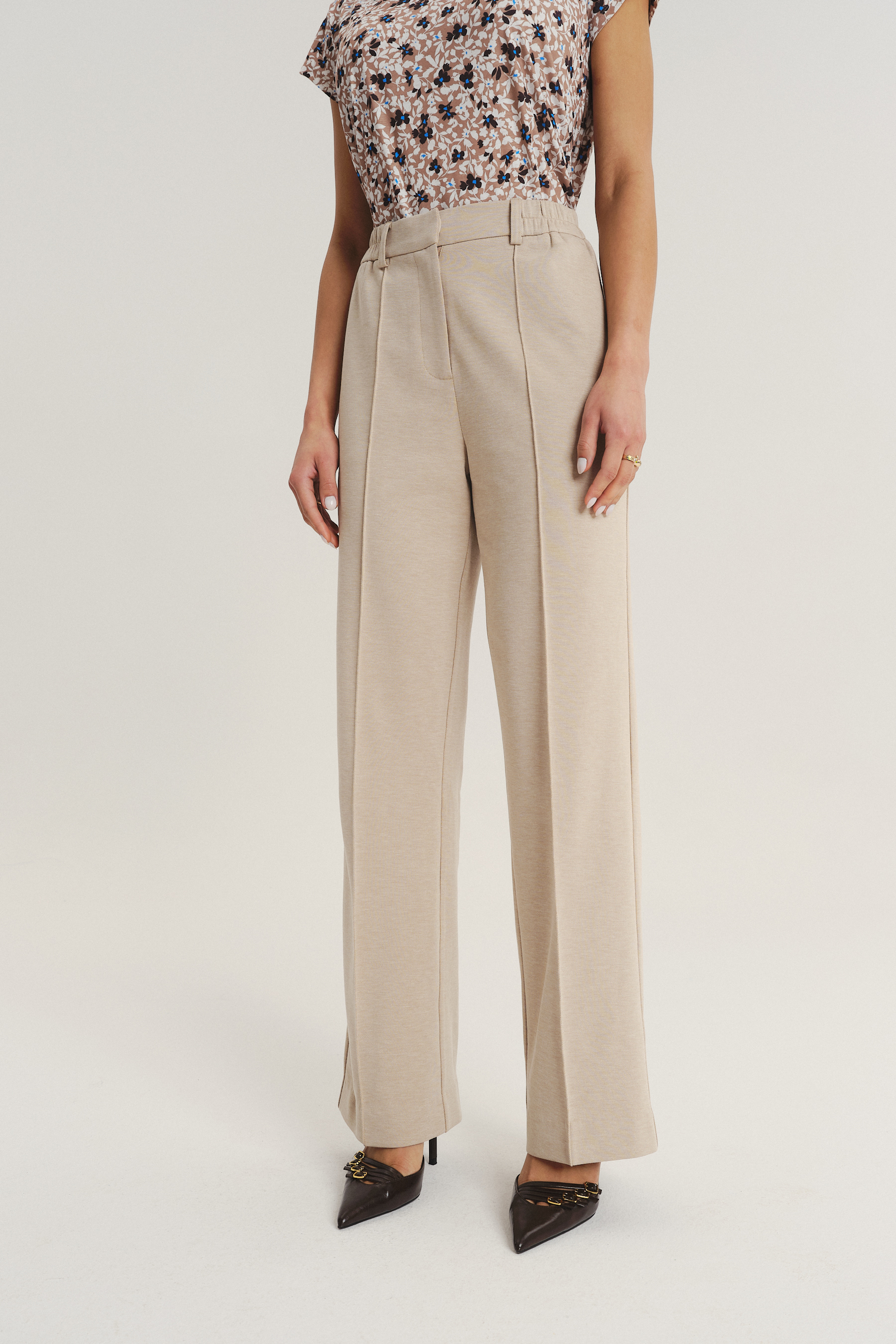 Beżowe spodnie z zaznaczonym kantem