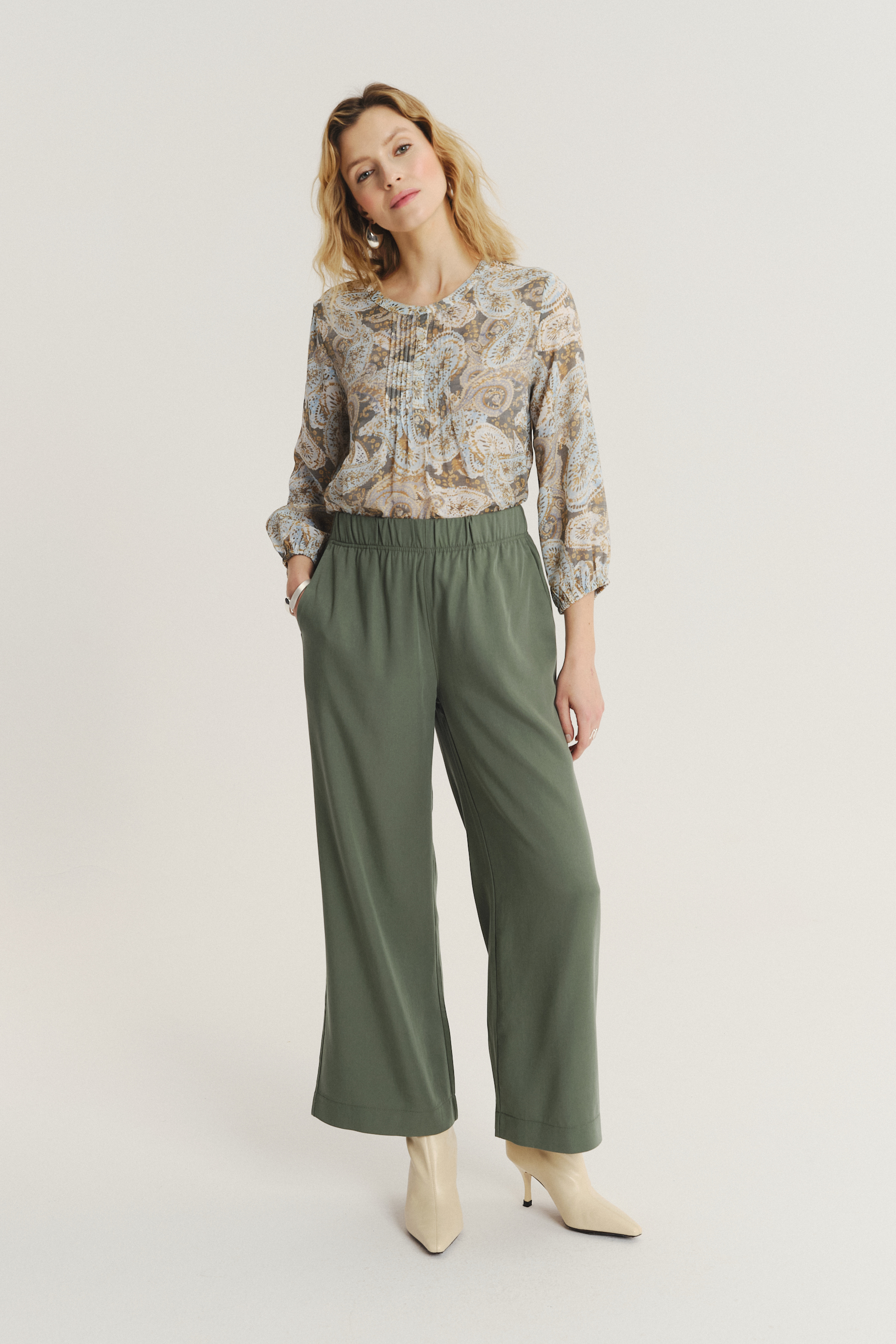 Luźne oliwkowe spodnie z gumką w talii