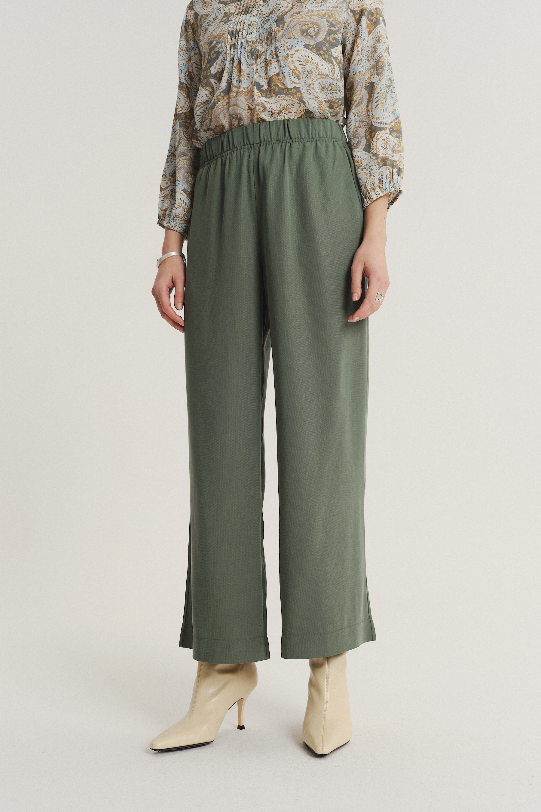 Luźne oliwkowe spodnie z gumką w talii