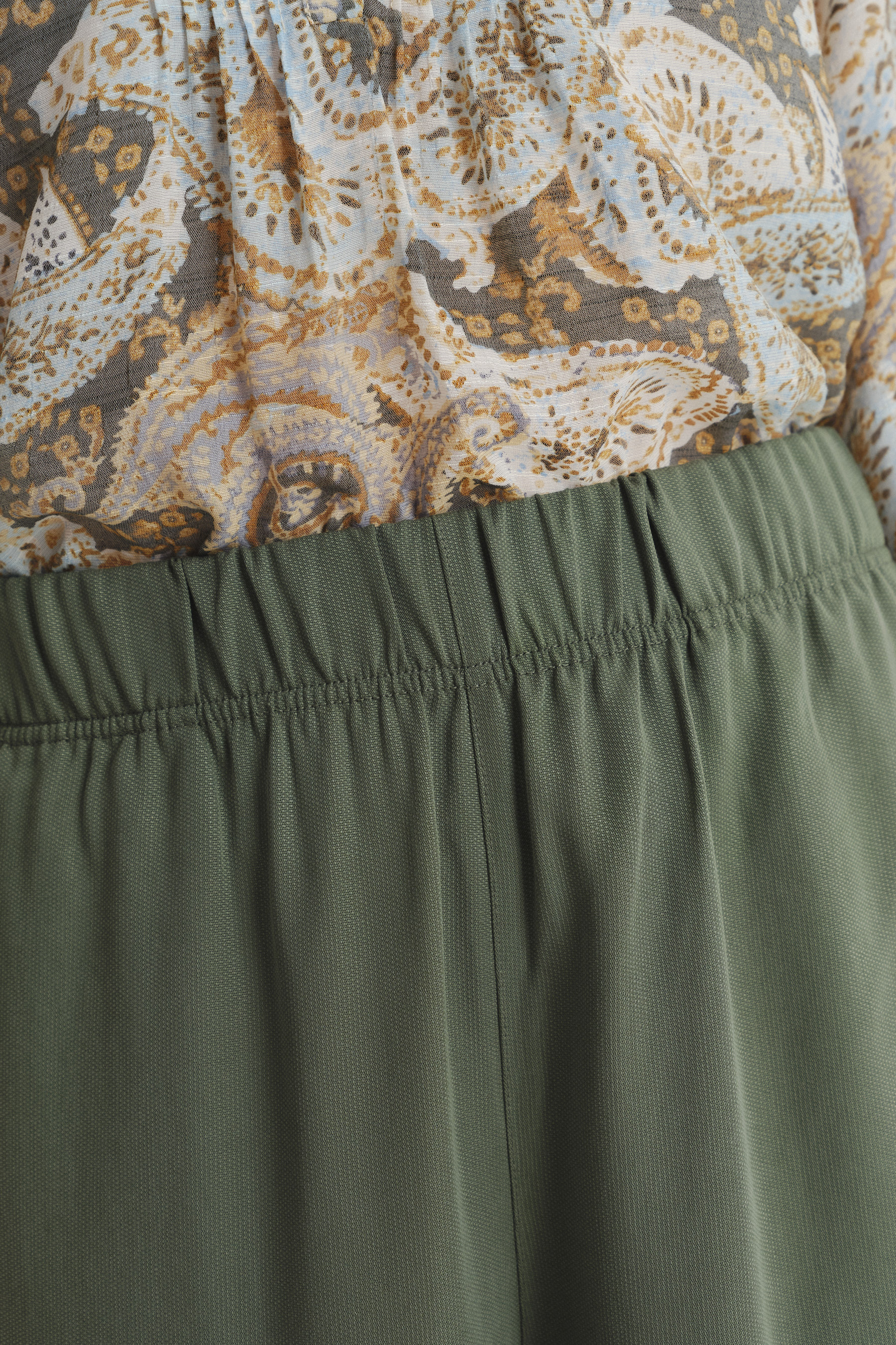 Luźne oliwkowe spodnie z gumką w talii