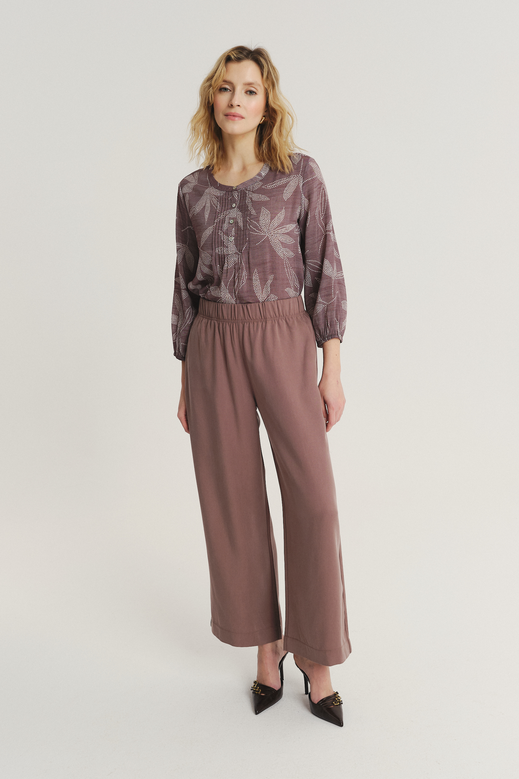 Luźne brązowe spodnie z gumką w talii