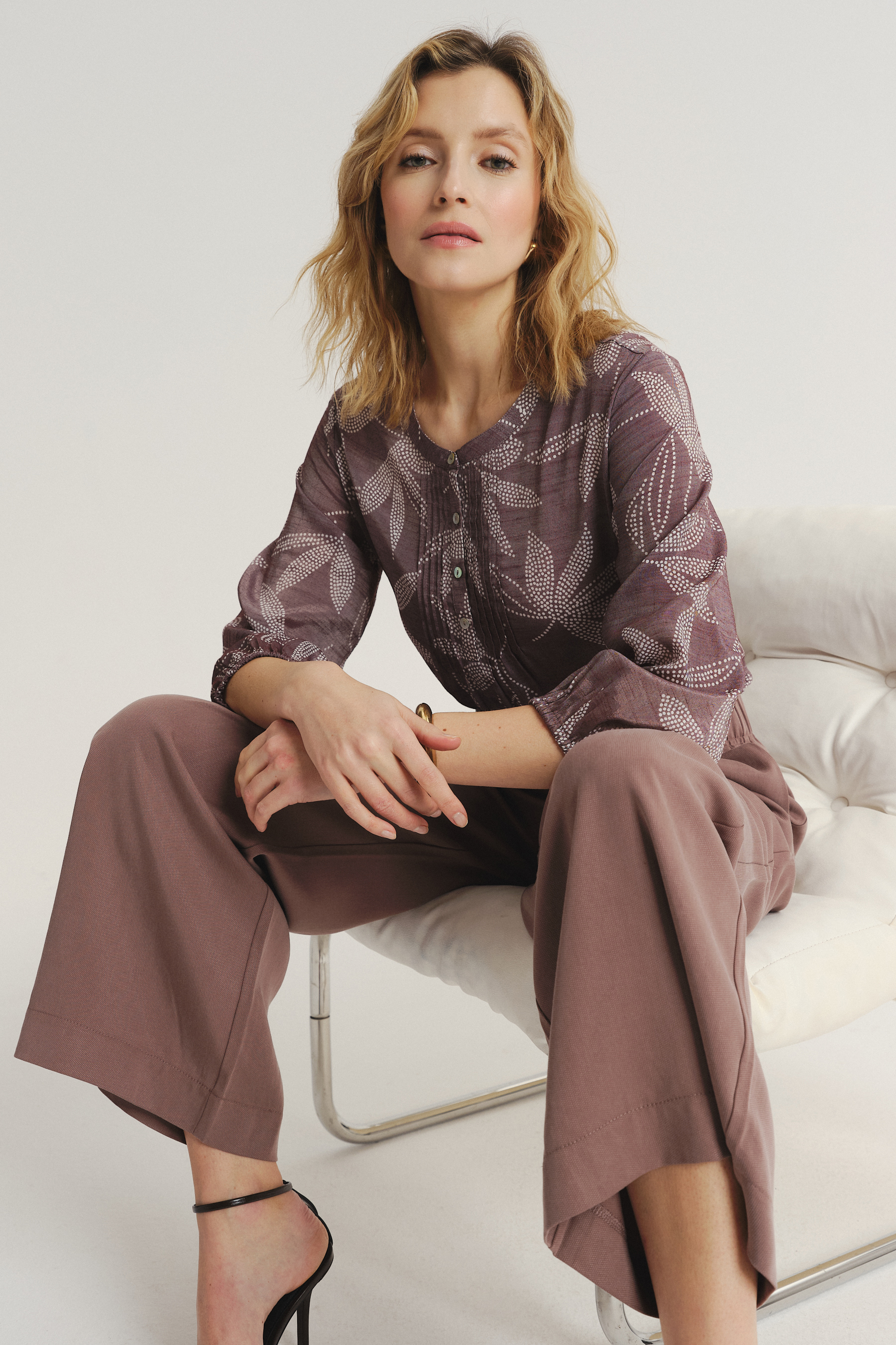 Luźne brązowe spodnie z gumką w talii