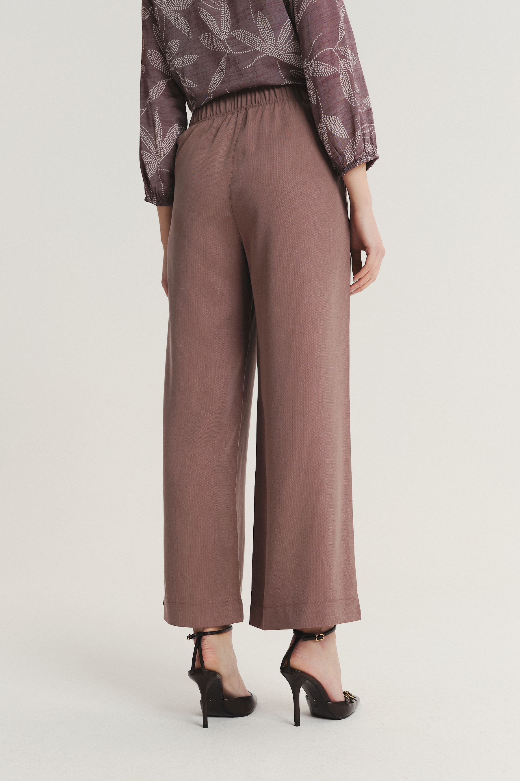 Luźne brązowe spodnie z gumką w talii