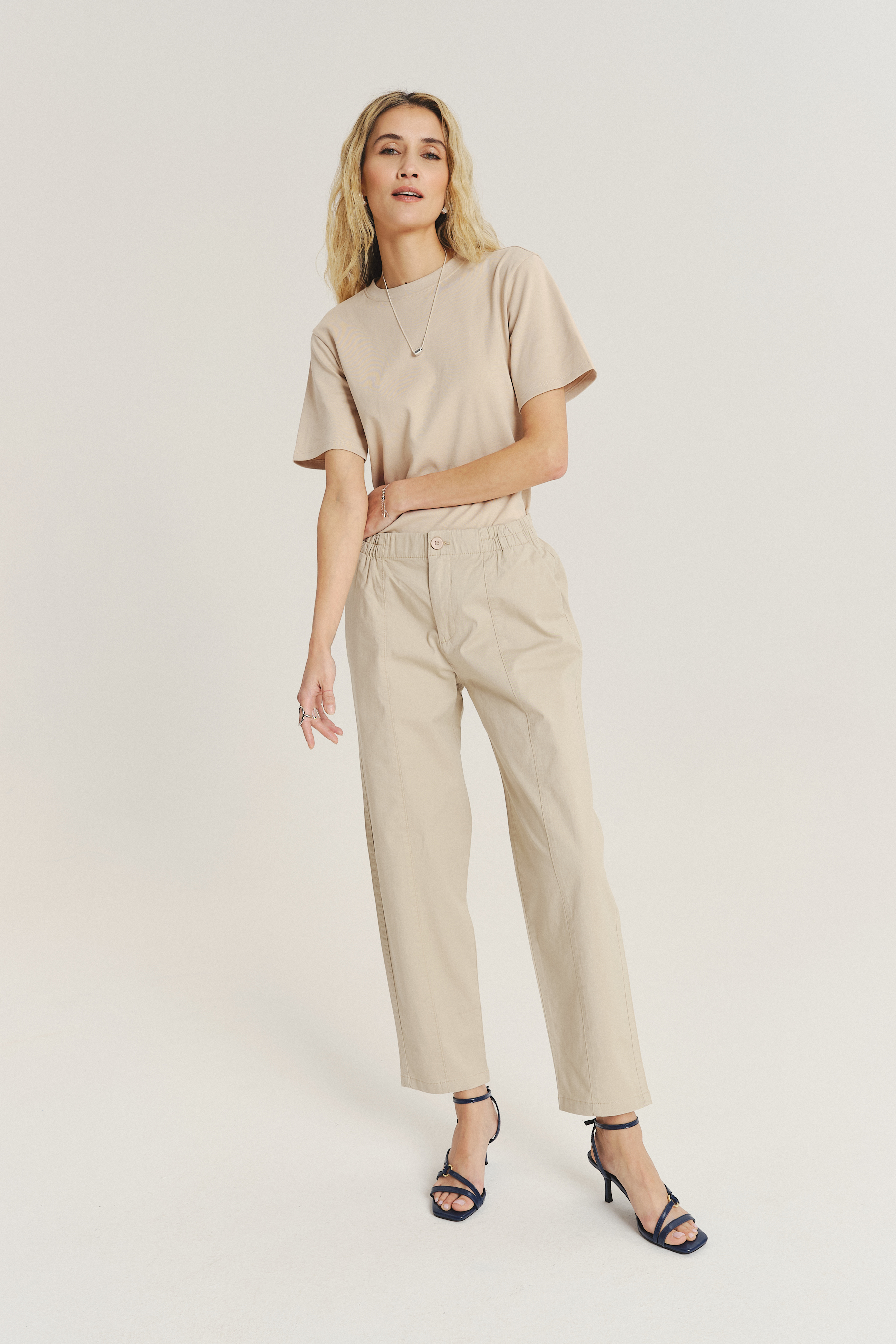 Kremowe spodnie z komfortową gumką w talii