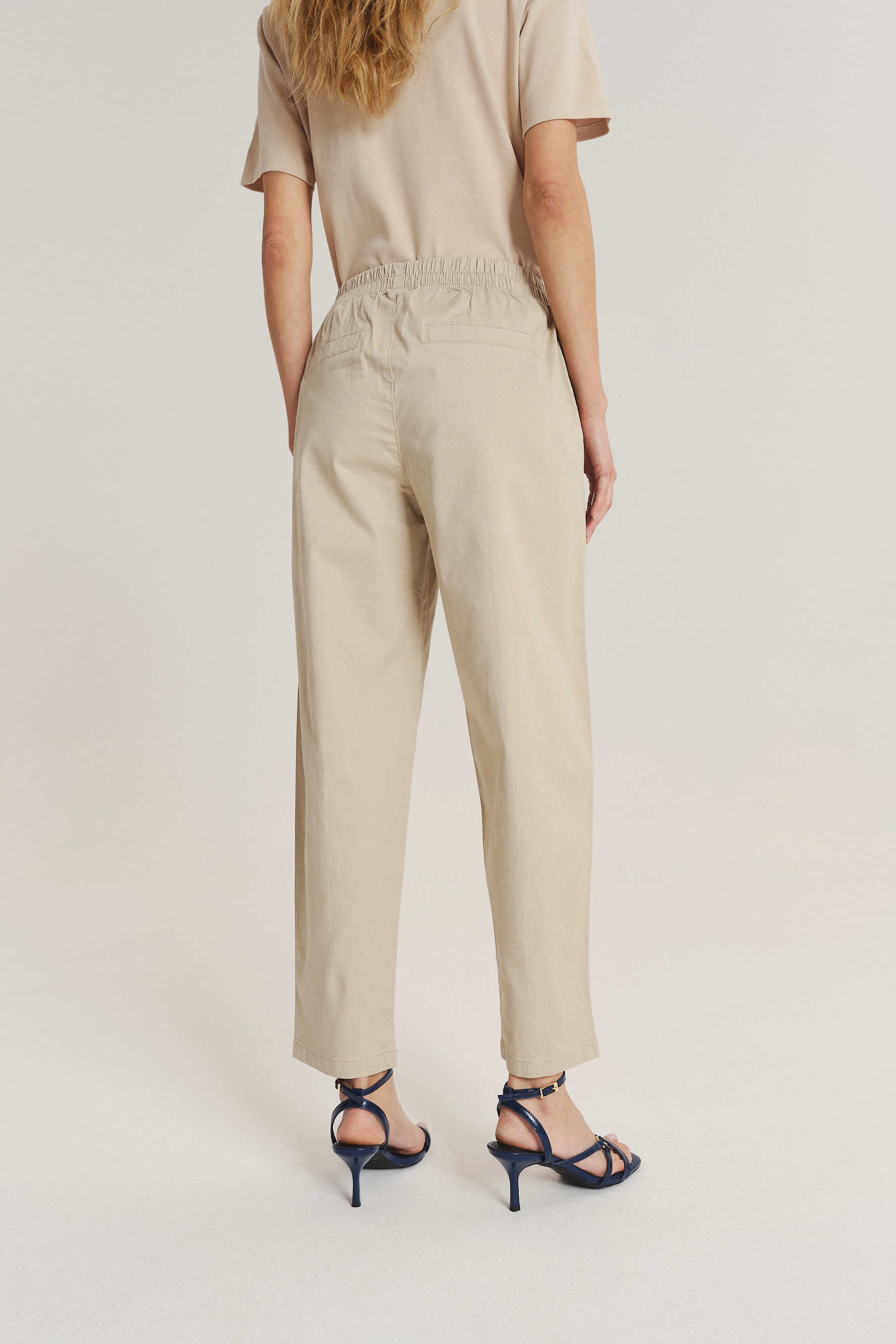 Kremowe spodnie z komfortową gumką w talii