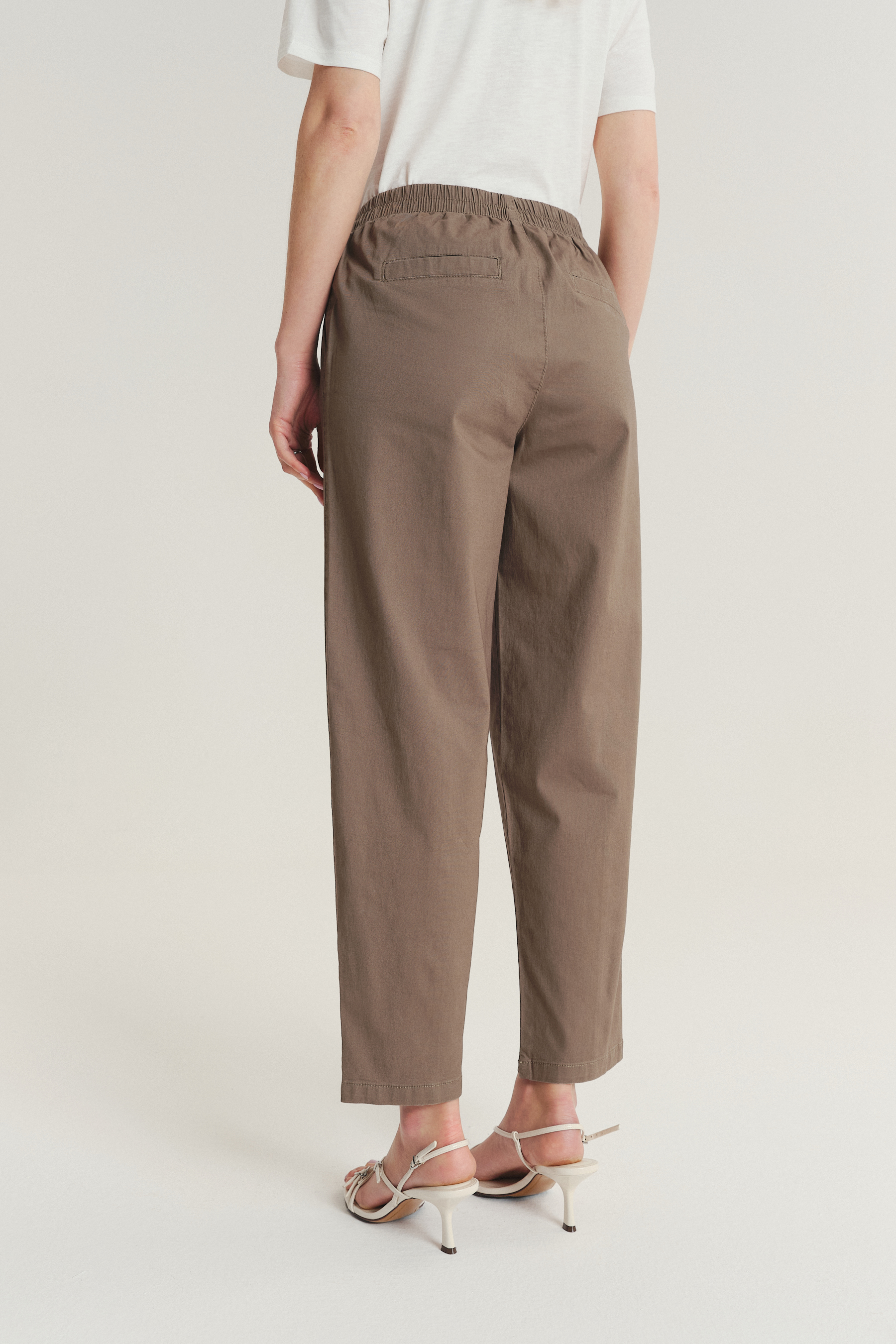 Oliwkowe spodnie z gumką w talii