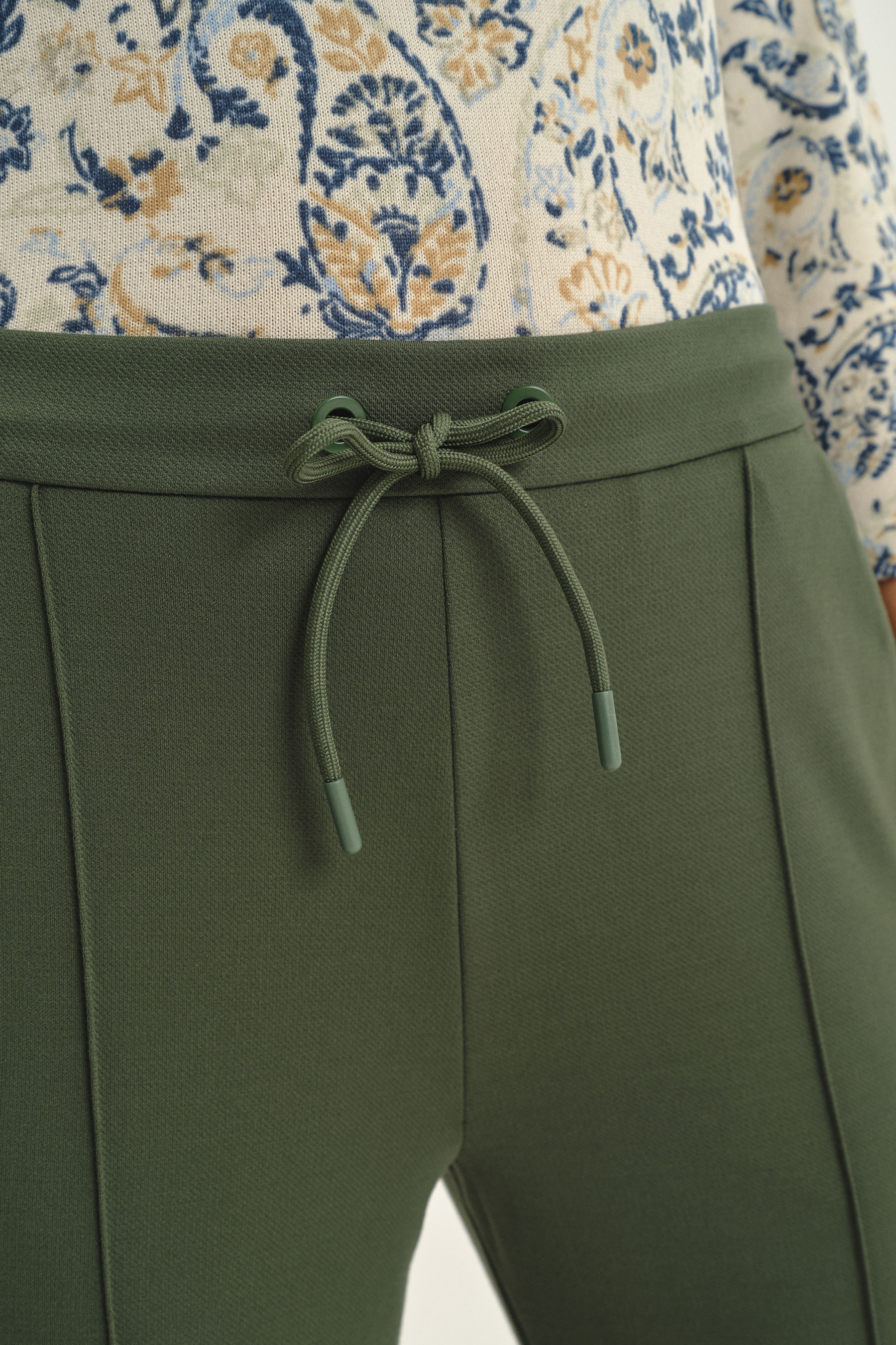 Oliwkowe spodnie z dresowej dzianiny