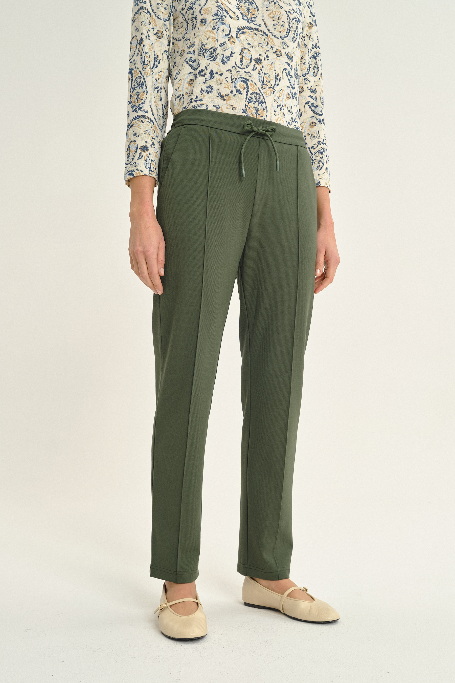 Oliwkowe spodnie z dresowej dzianiny