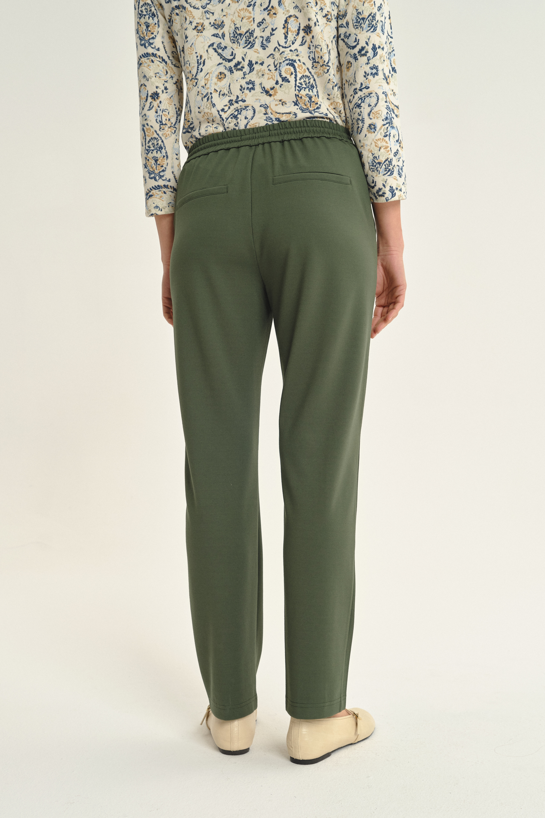 Oliwkowe spodnie z dresowej dzianiny