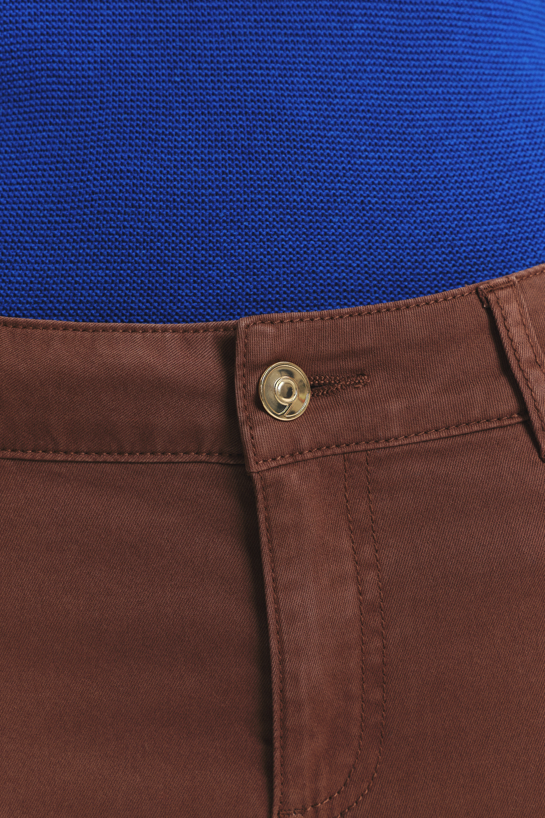 Brązowe spodnie typu capri