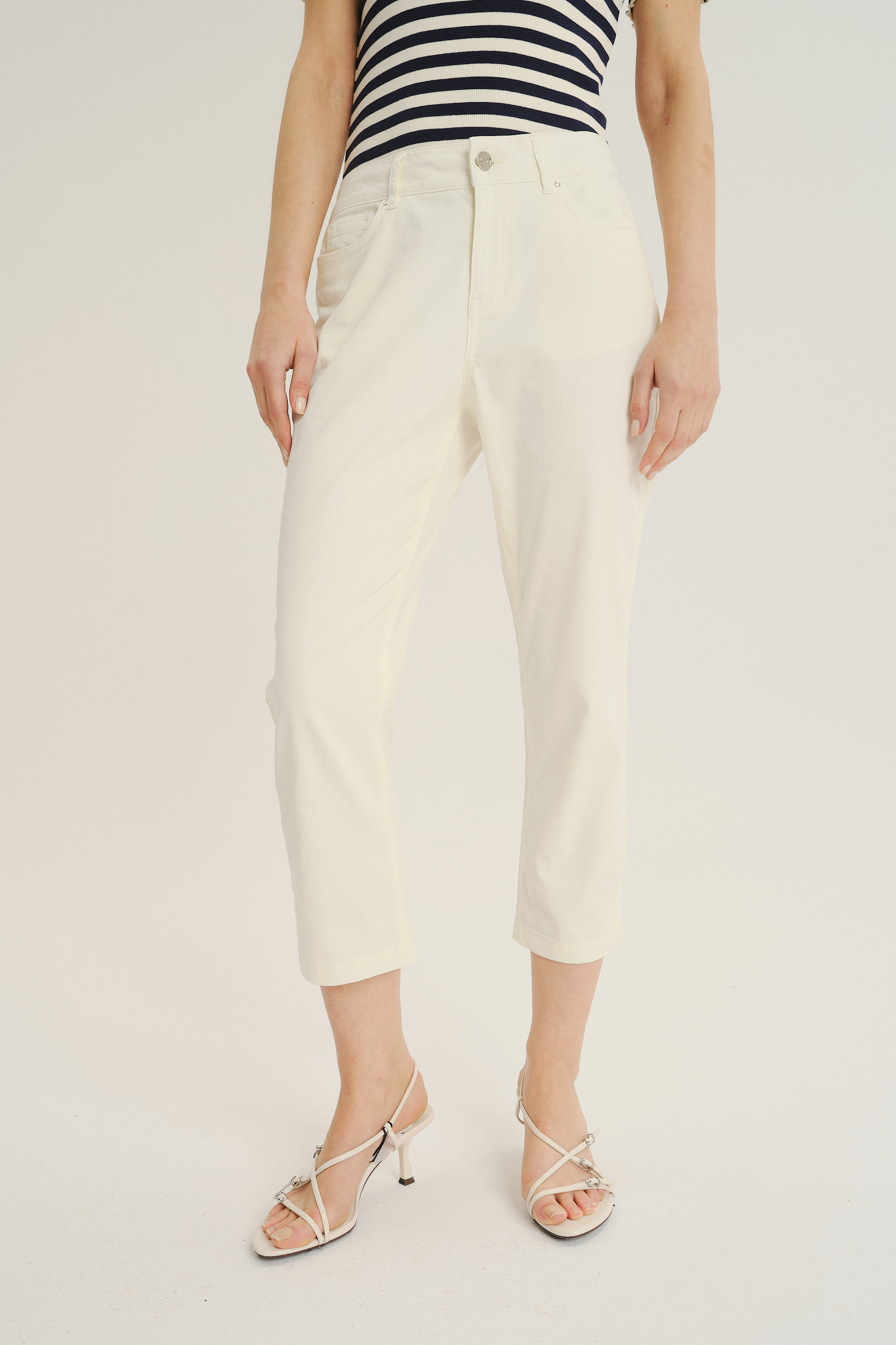 Białe spodnie w stylu casual