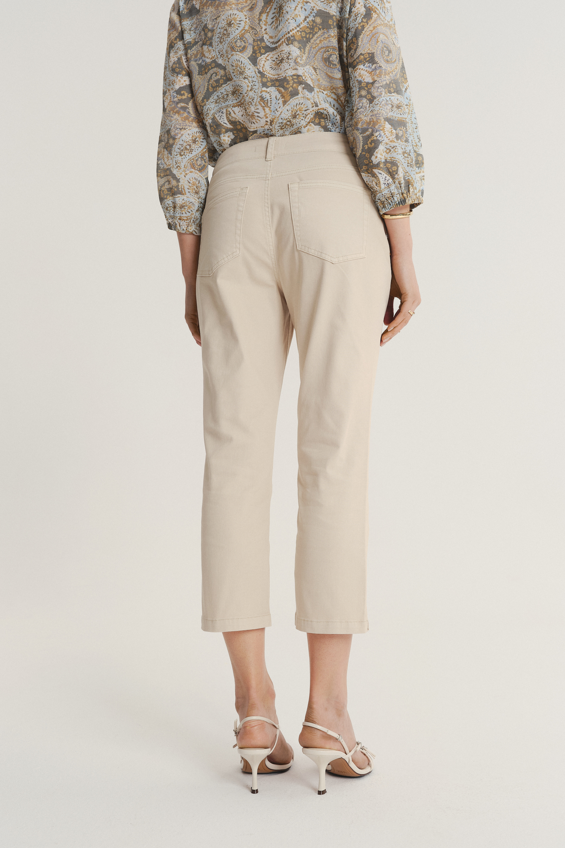 Bawełniane spodnie w kremowym kolorze