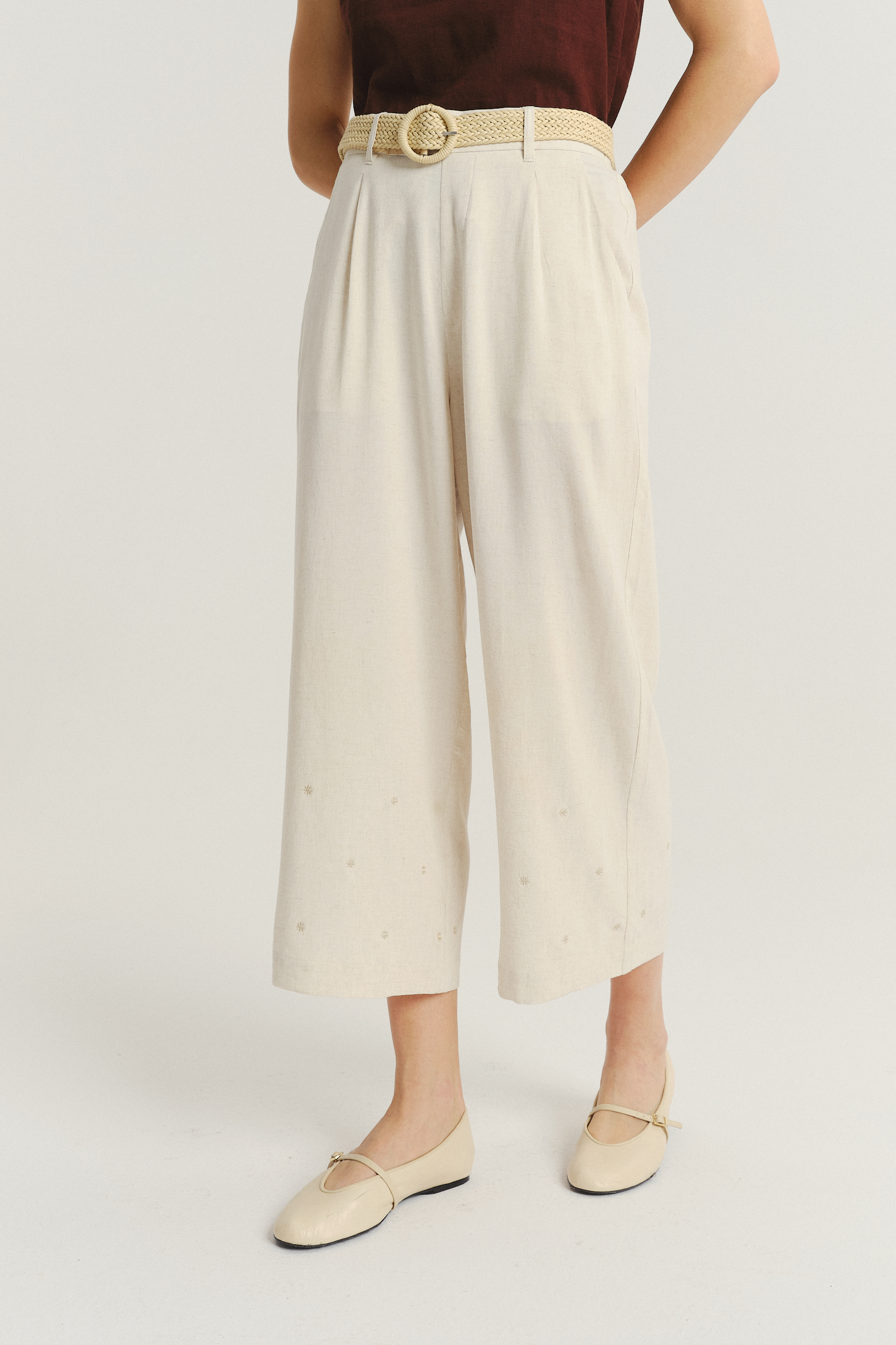 Jasnobeżowe luźne spodnie z paskiem w talii