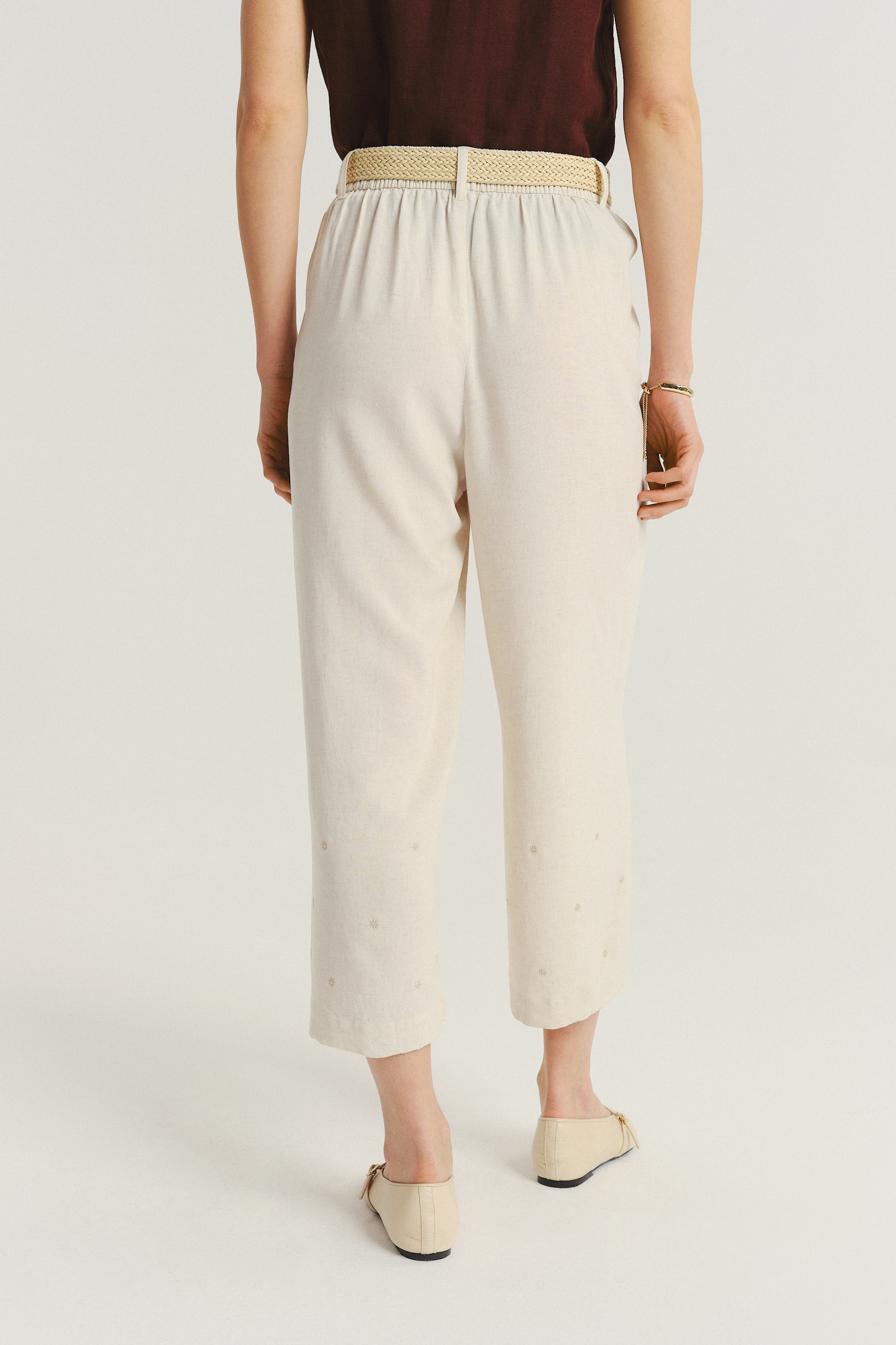 Jasnobeżowe luźne spodnie z paskiem w talii
