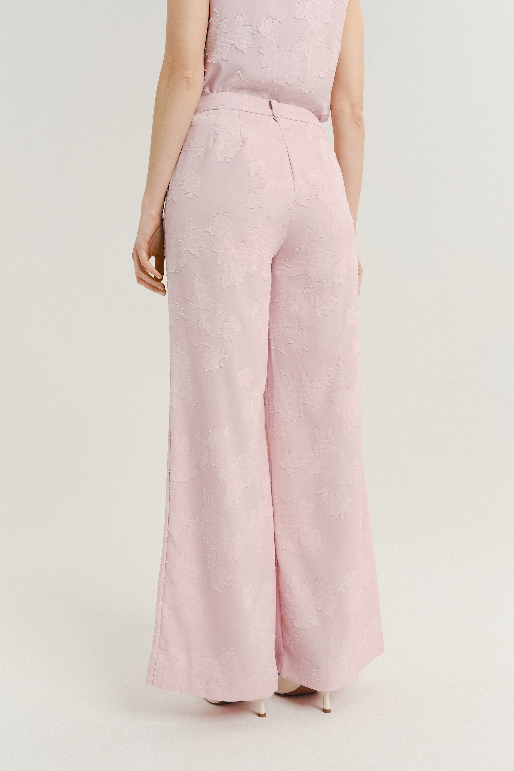 Eleganckie szerokie spodnie w jasnoróżowym kolorze