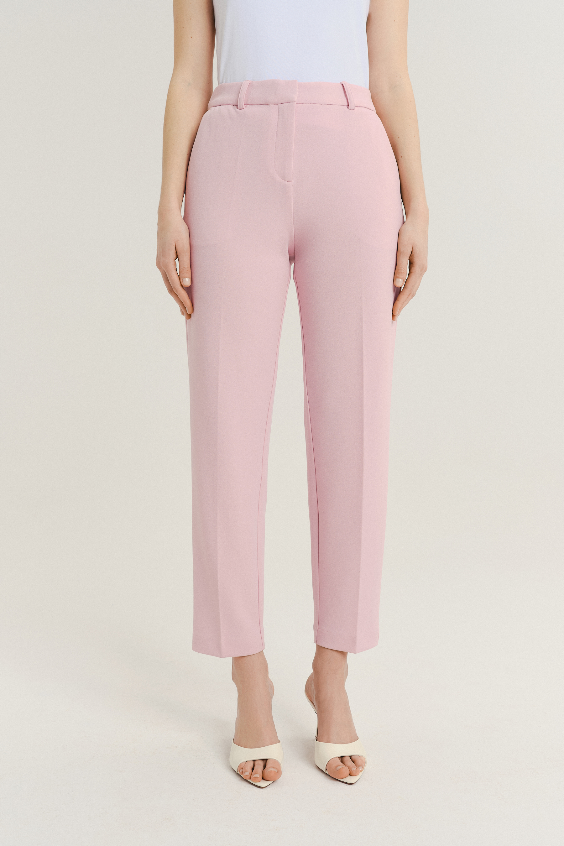 Eleganckie jasnoróżowe spodnie typu cygaretki