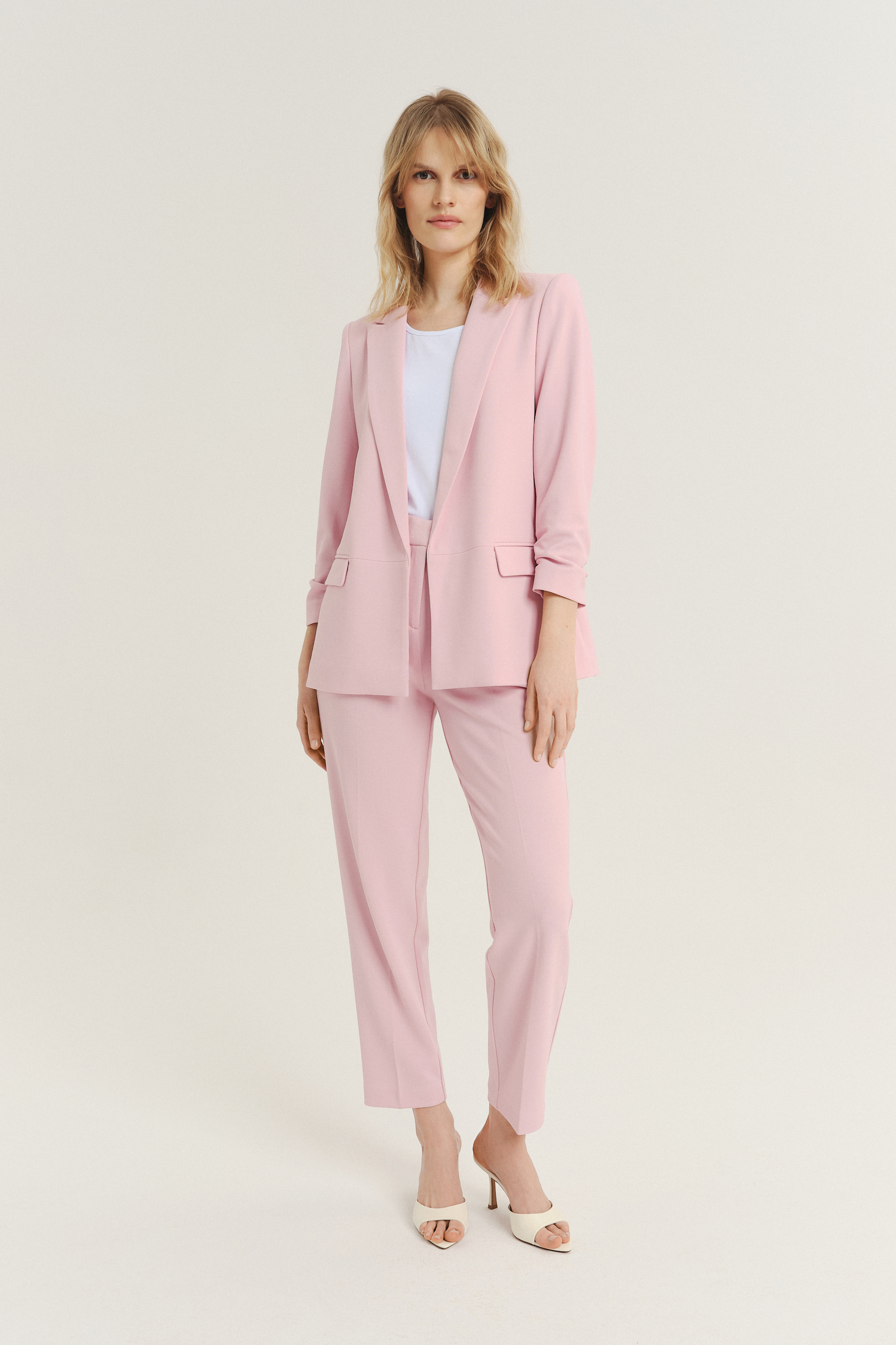 Eleganckie jasnoróżowe spodnie typu cygaretki