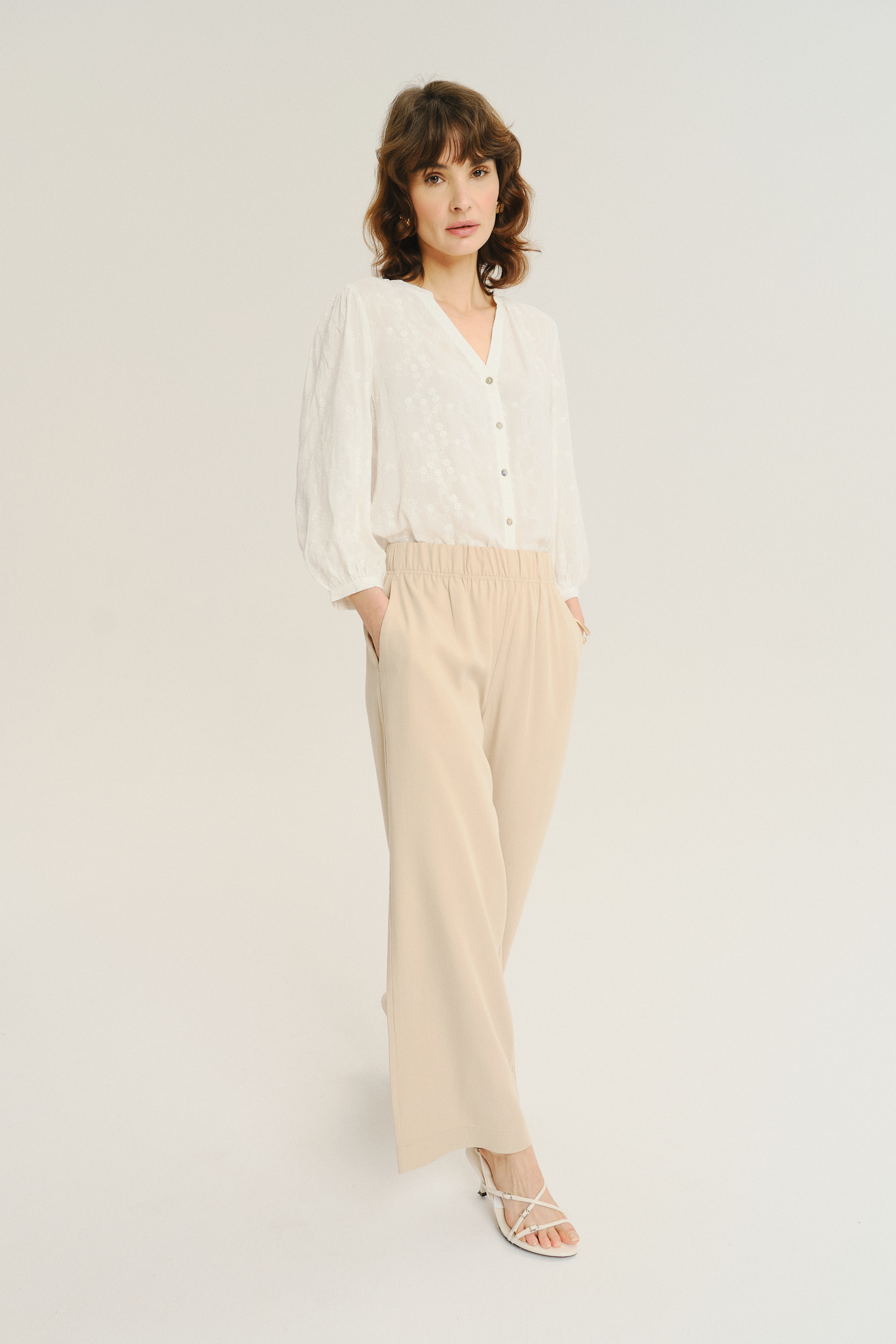 Luźne kremowe spodnie z gumką w talii