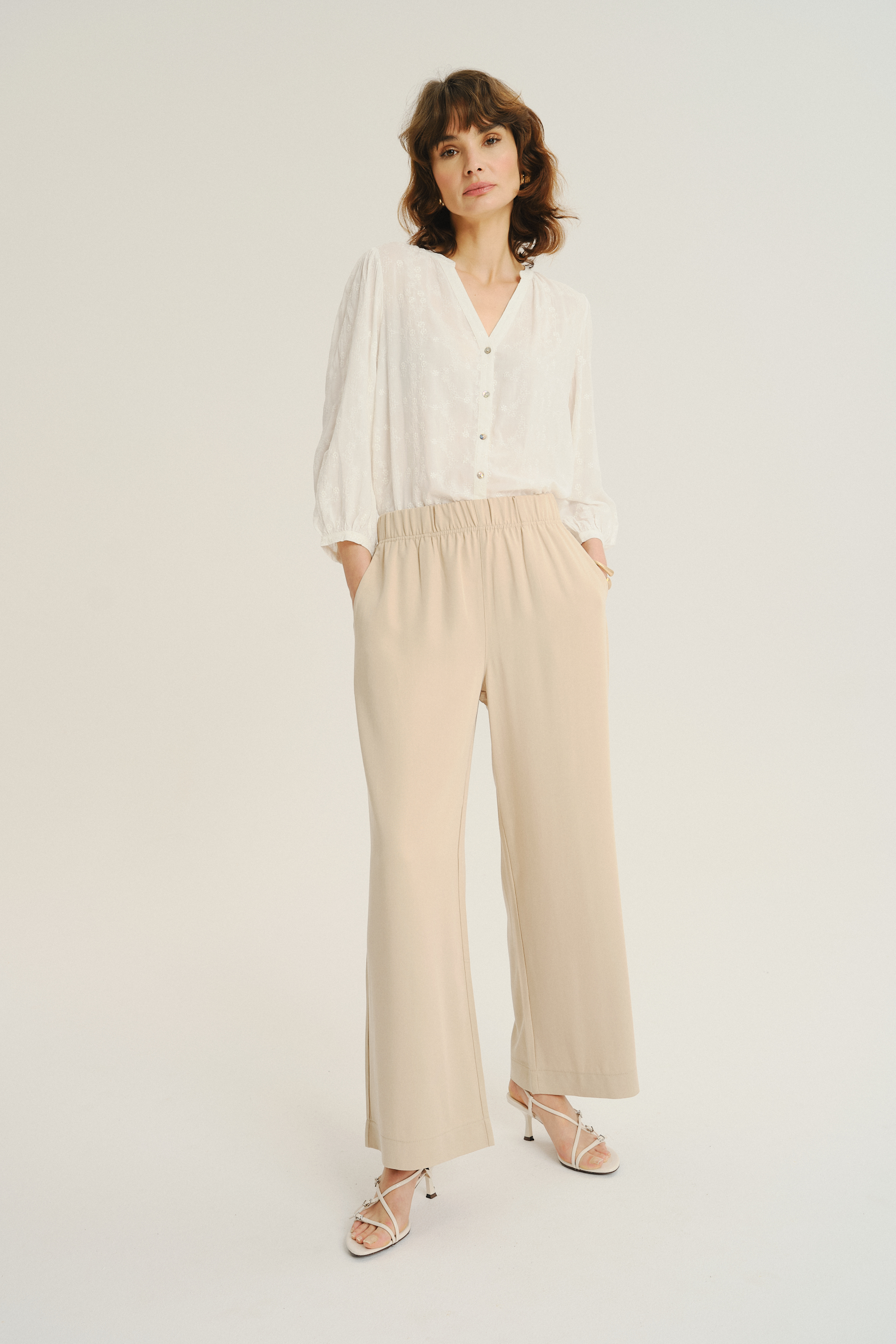 Luźne kremowe spodnie z gumką w talii