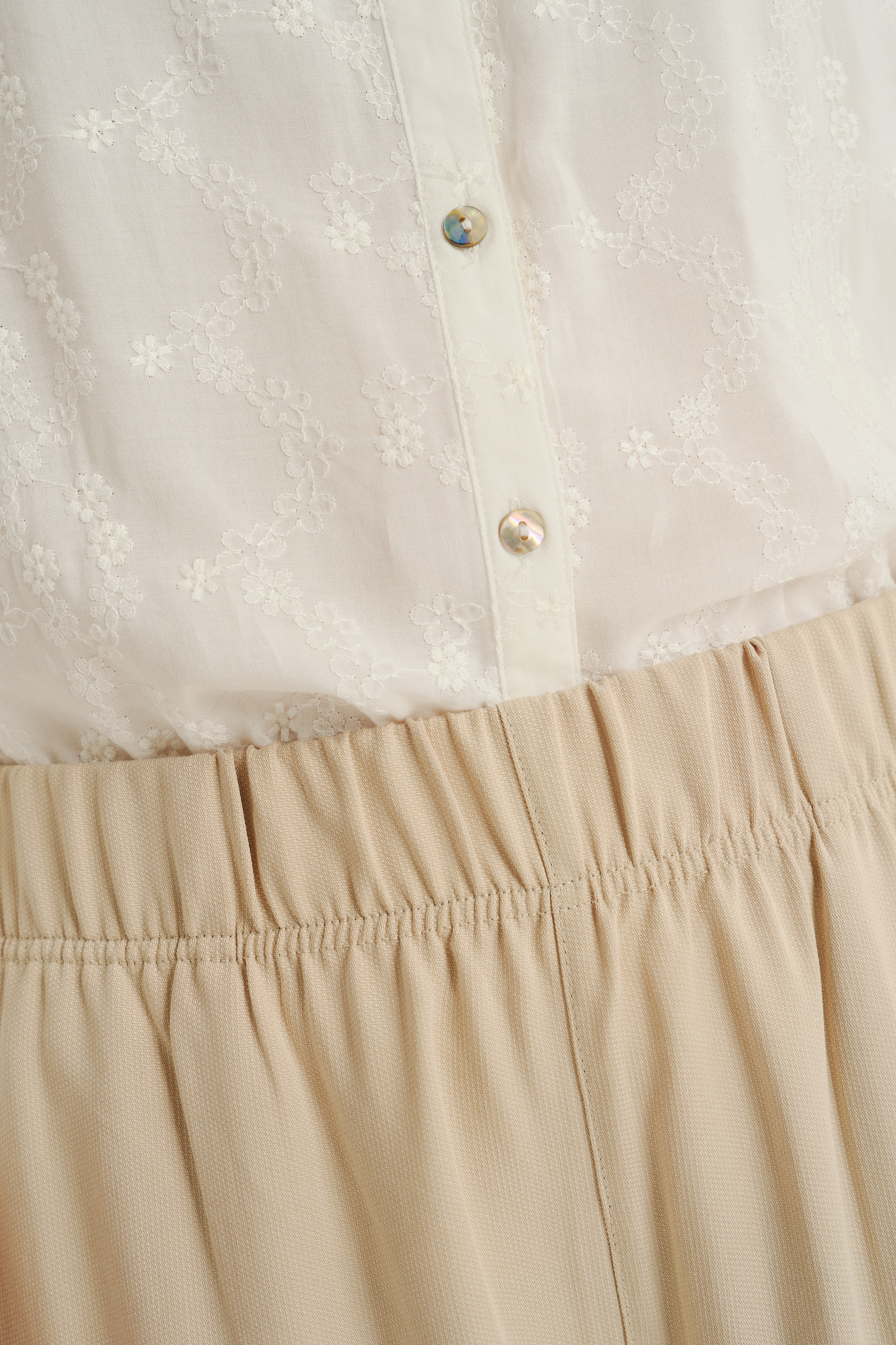 Luźne kremowe spodnie z gumką w talii