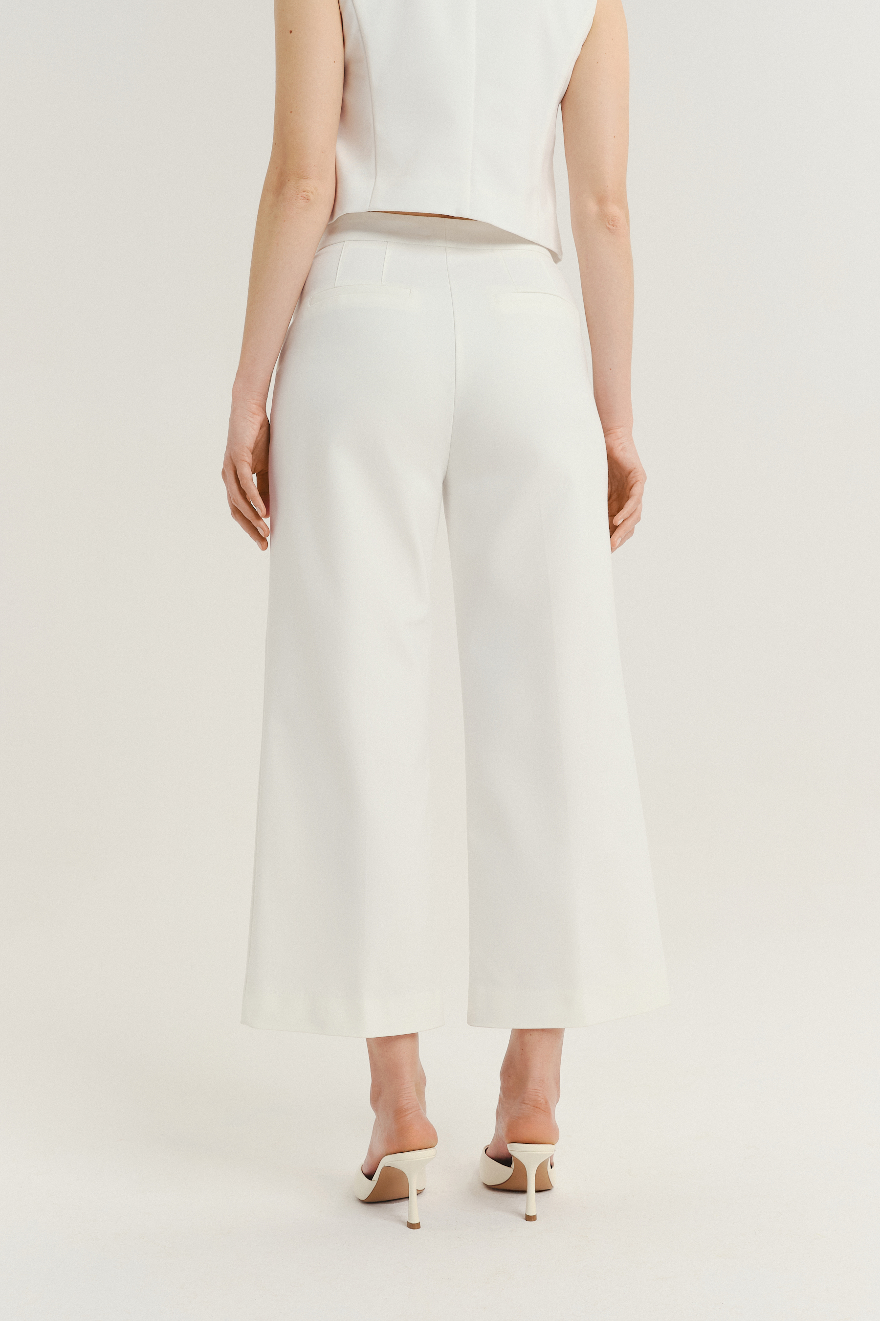 Eleganckie białe spodnie typu kuloty