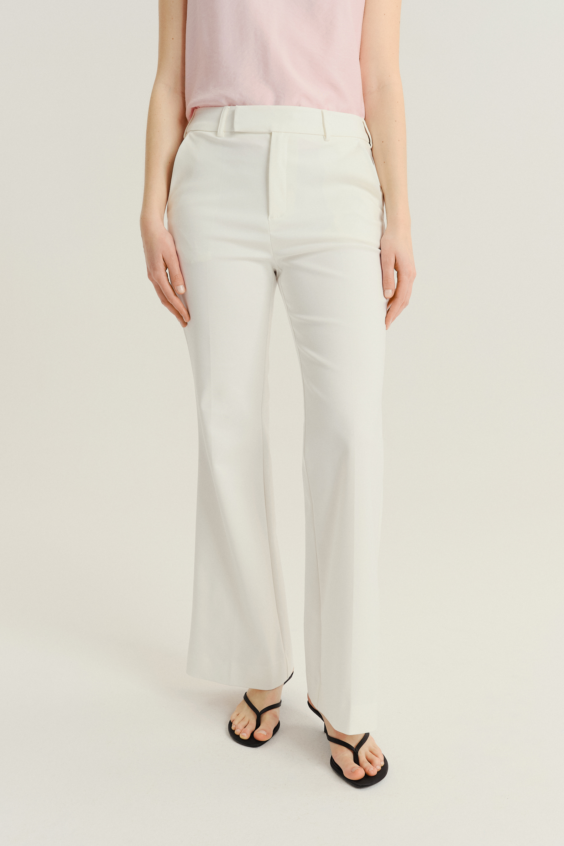 Kremowe eleganckie spodnie z rozszerzaną nogawką