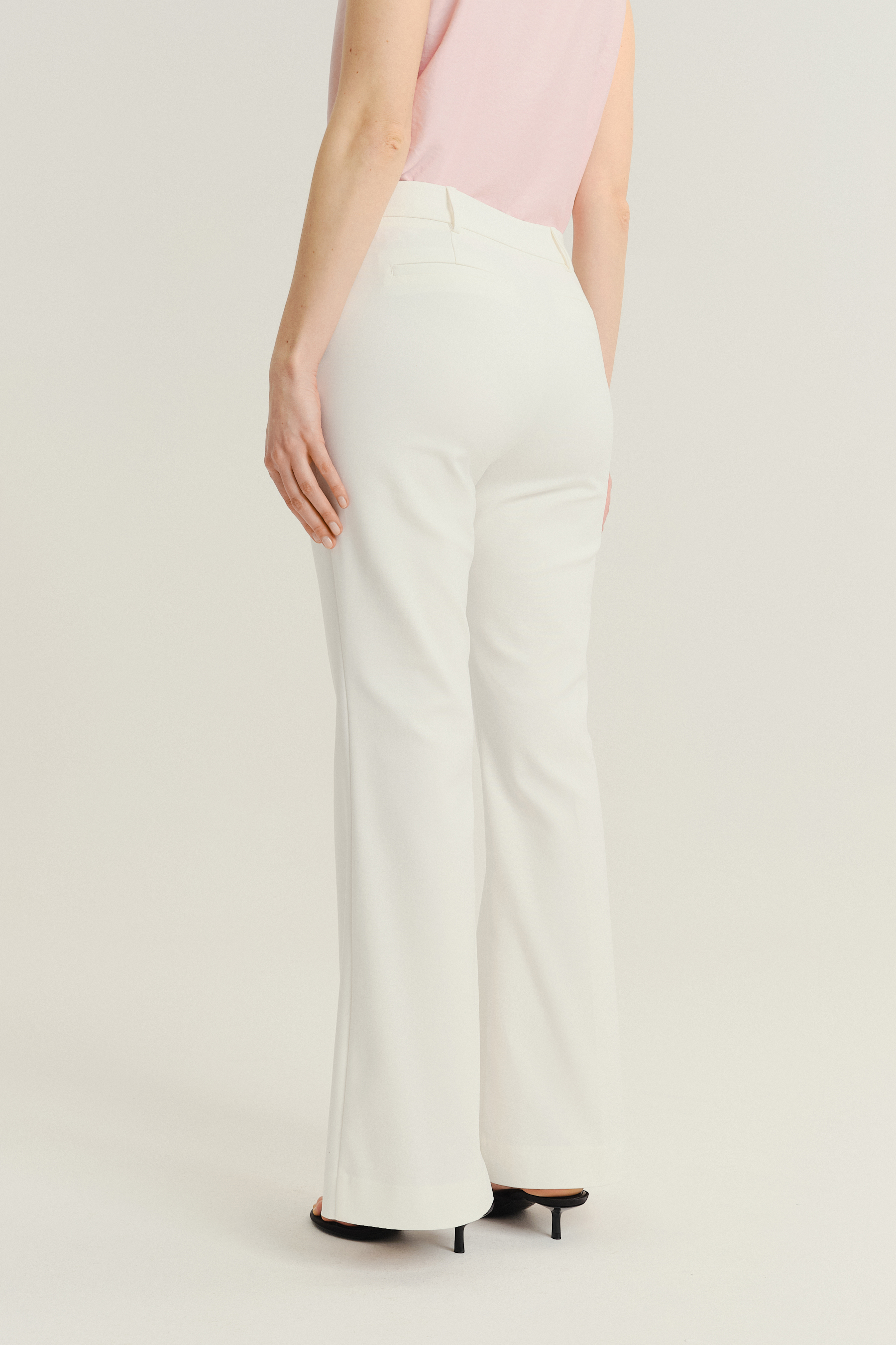 Kremowe eleganckie spodnie z rozszerzaną nogawką