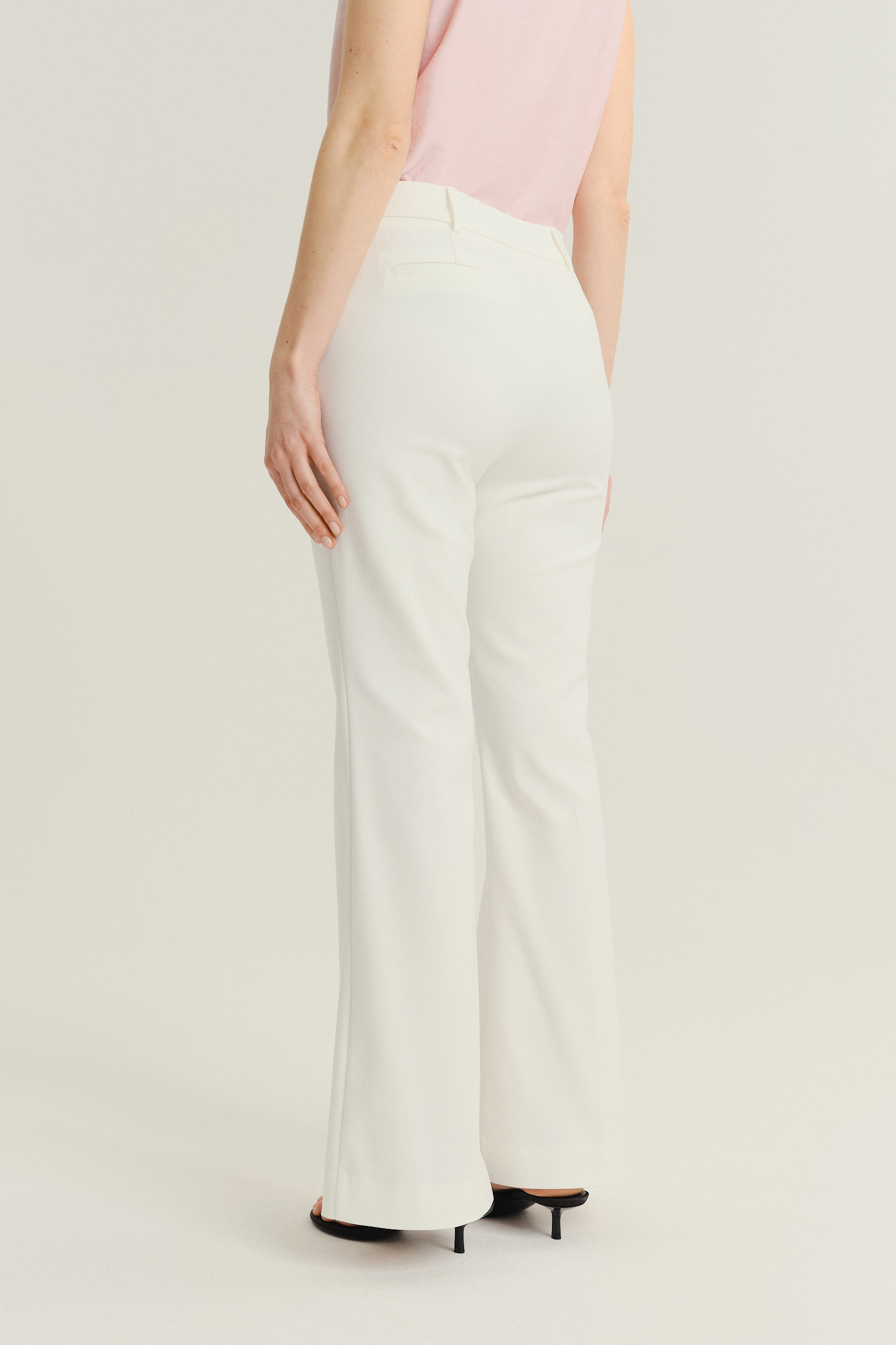 Kremowe eleganckie spodnie z rozszerzaną nogawką