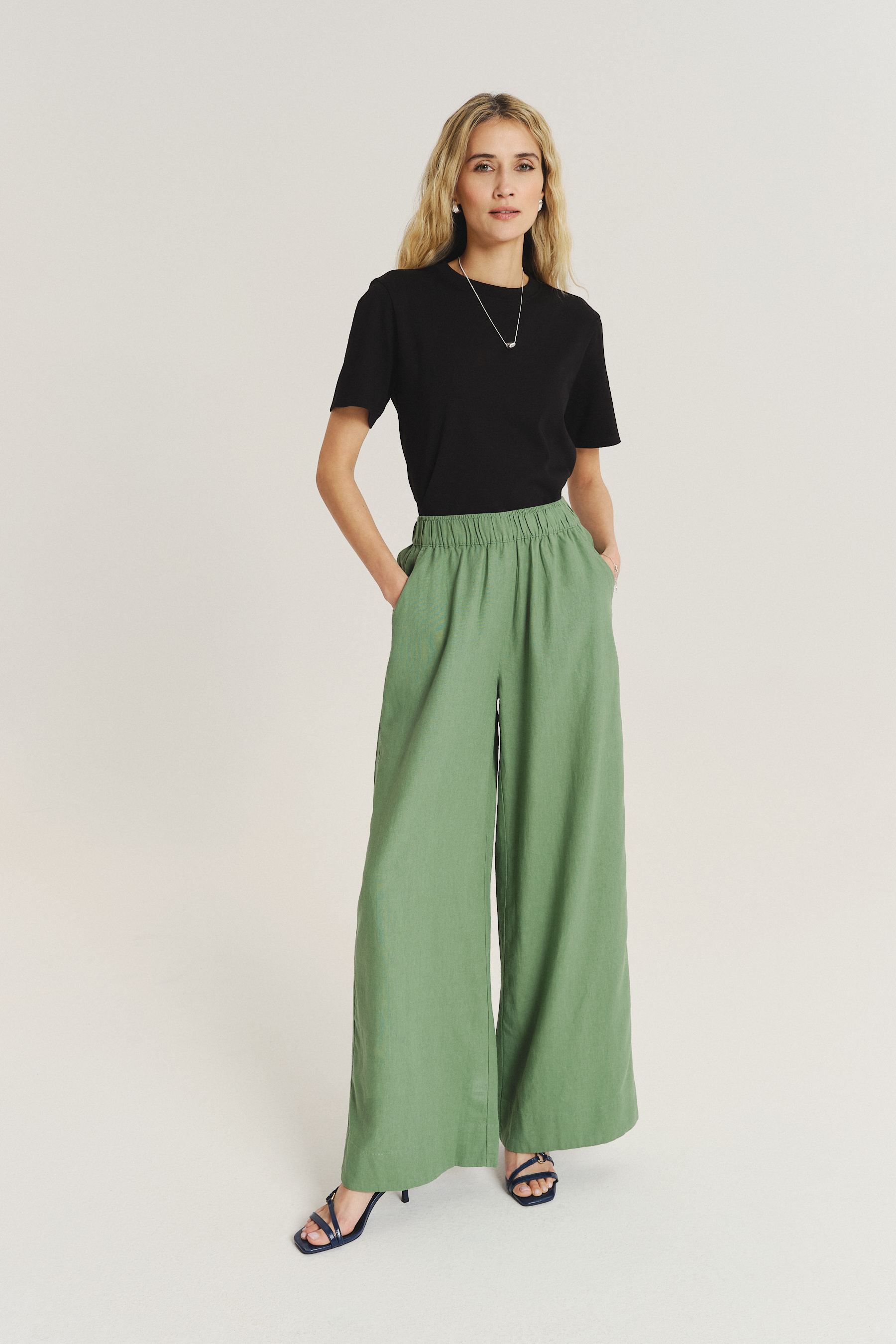 Szerokie wiskozowo-lniane spodnie w oliwkowym kolorze