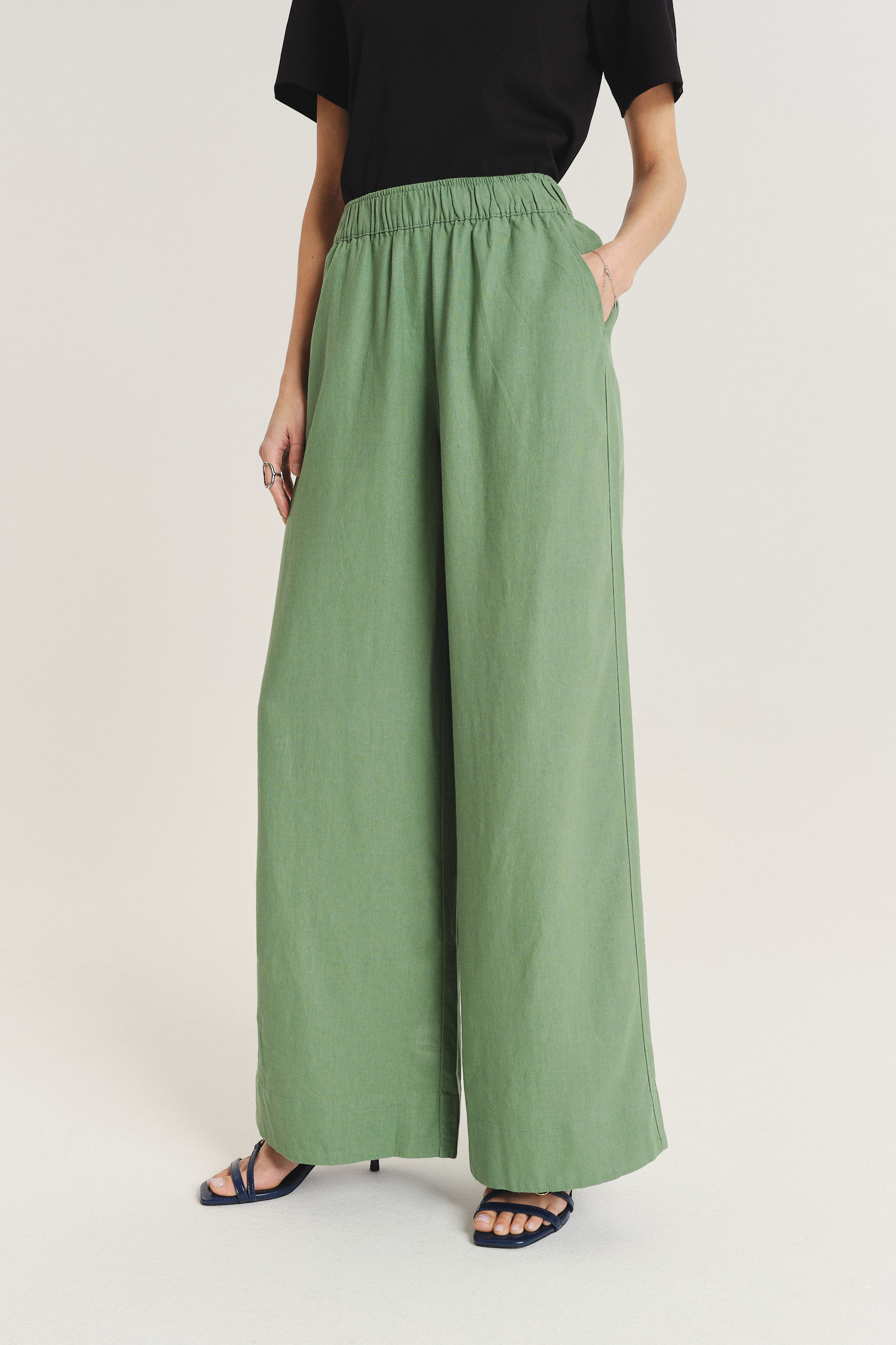Szerokie wiskozowo-lniane spodnie w oliwkowym kolorze