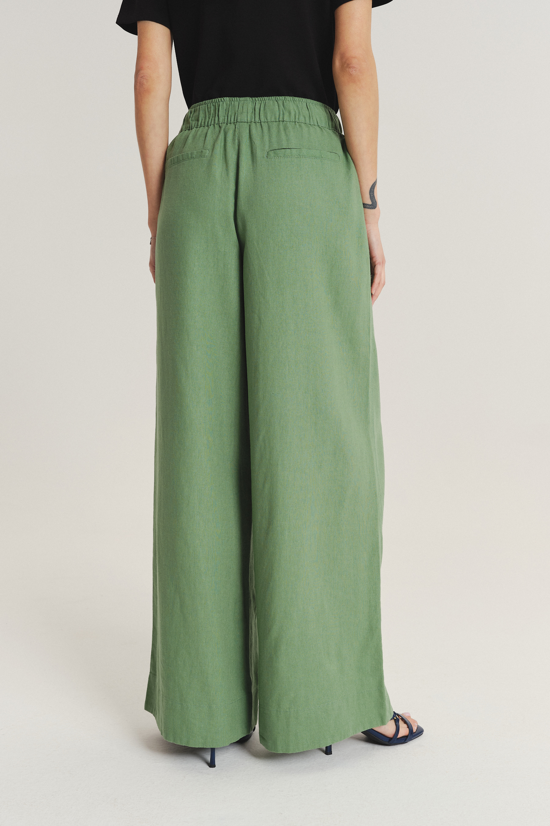 Szerokie wiskozowo-lniane spodnie w oliwkowym kolorze