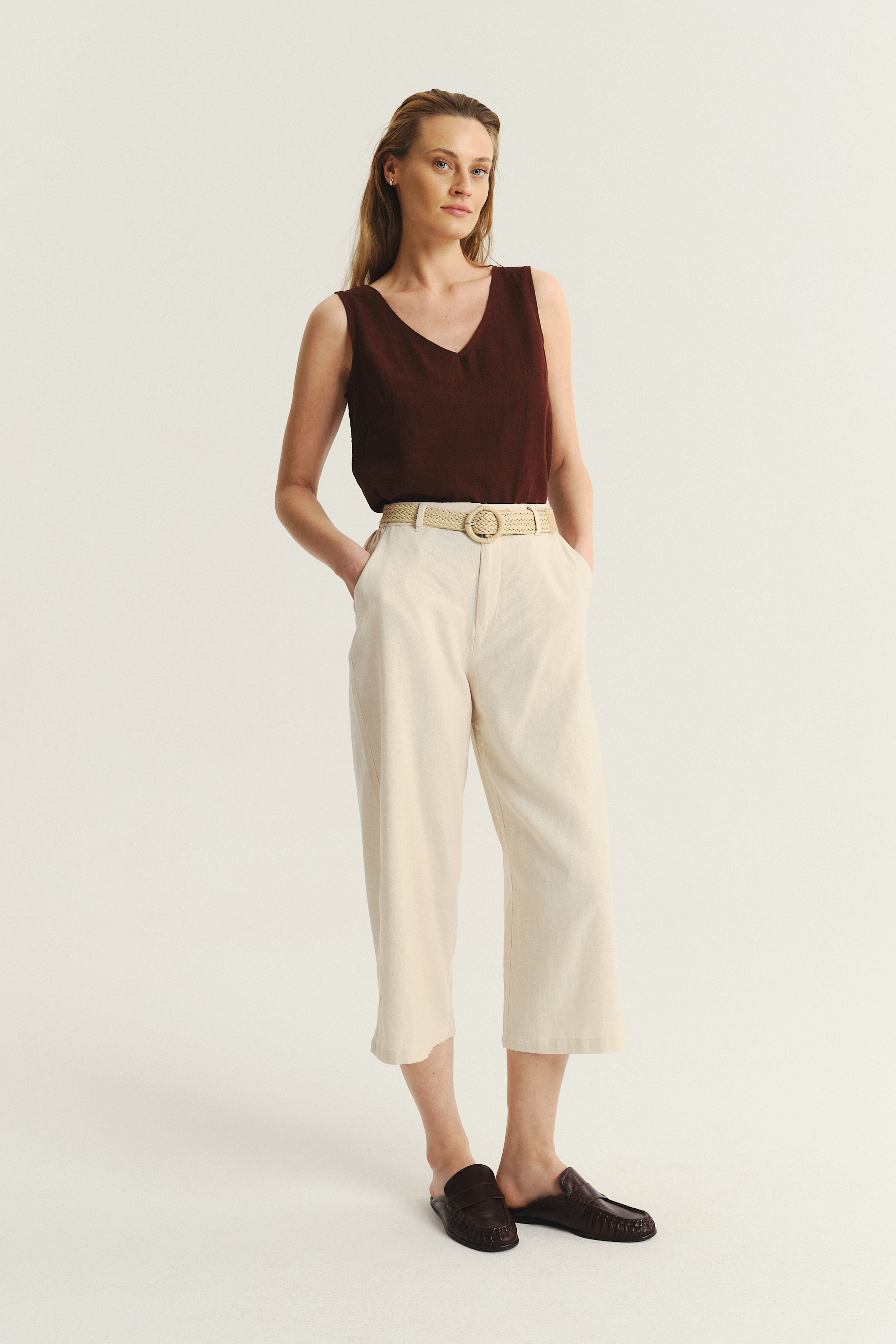 Kremowe spodnie kuloty z plecionym paskiem