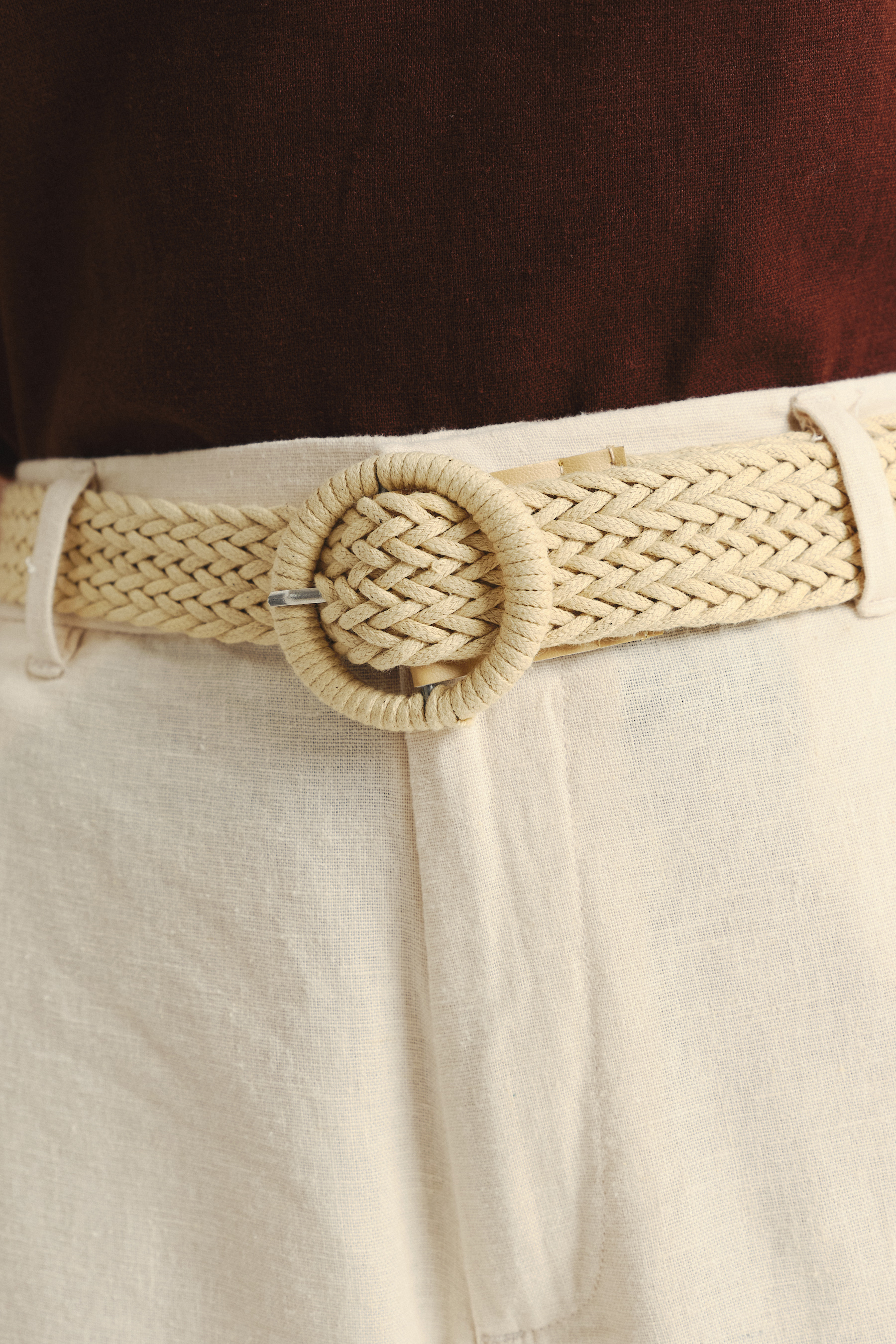 Kremowe spodnie kuloty z plecionym paskiem