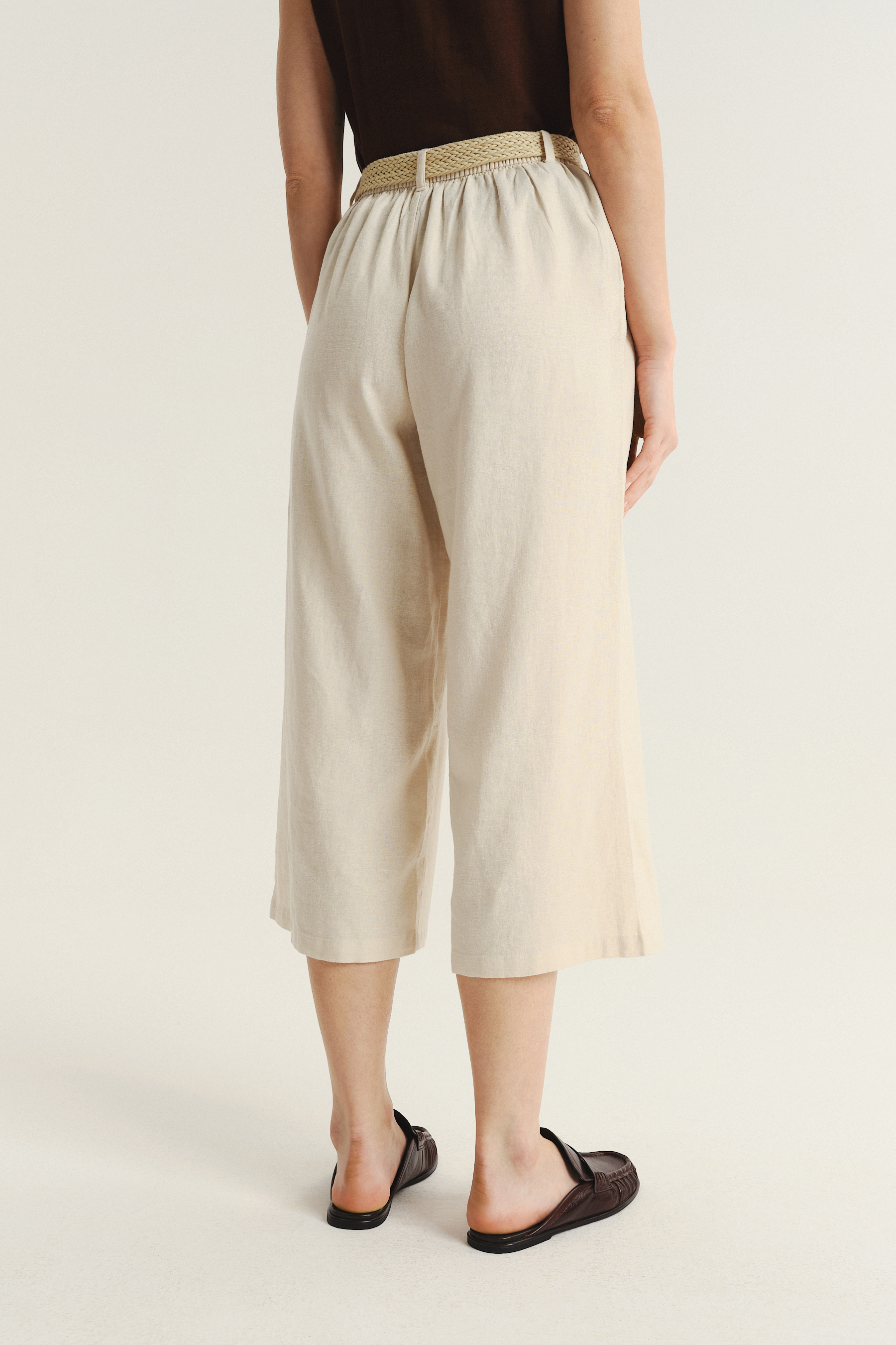 Kremowe spodnie kuloty z plecionym paskiem