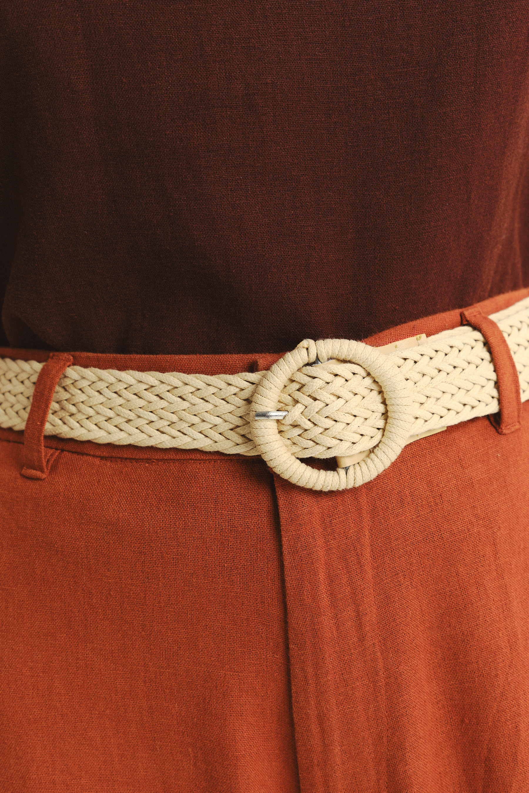 Efektowne spodnie kuloty w ceglastym odcieniu czerwieni