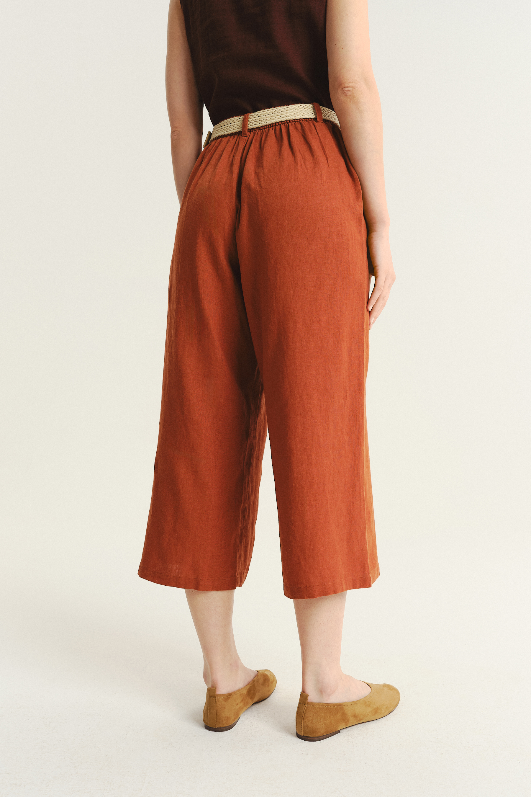 Efektowne spodnie kuloty w ceglastym odcieniu czerwieni