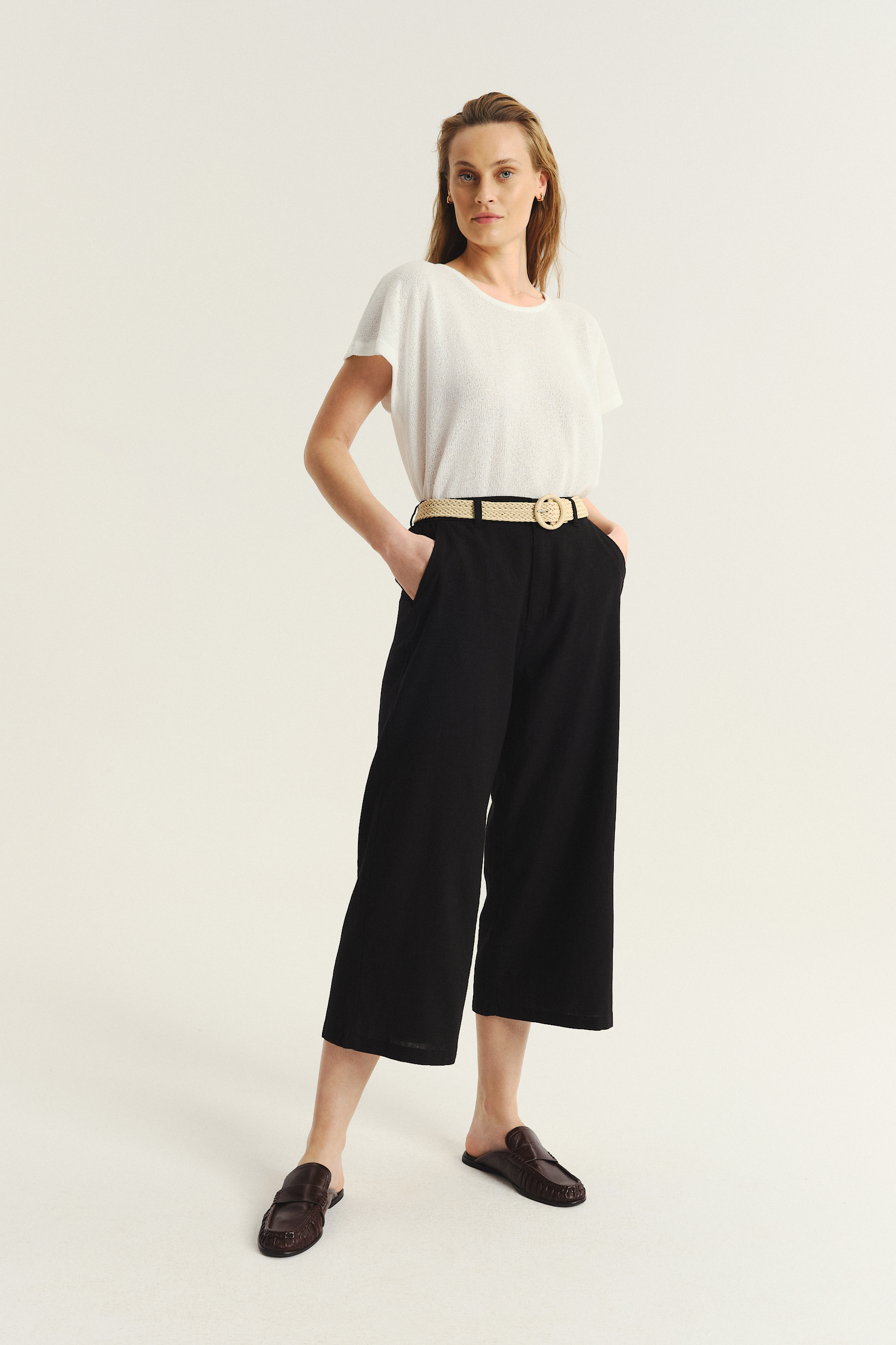 Czarne spodnie typu kuloty z kontrastowym plecionym paskiem