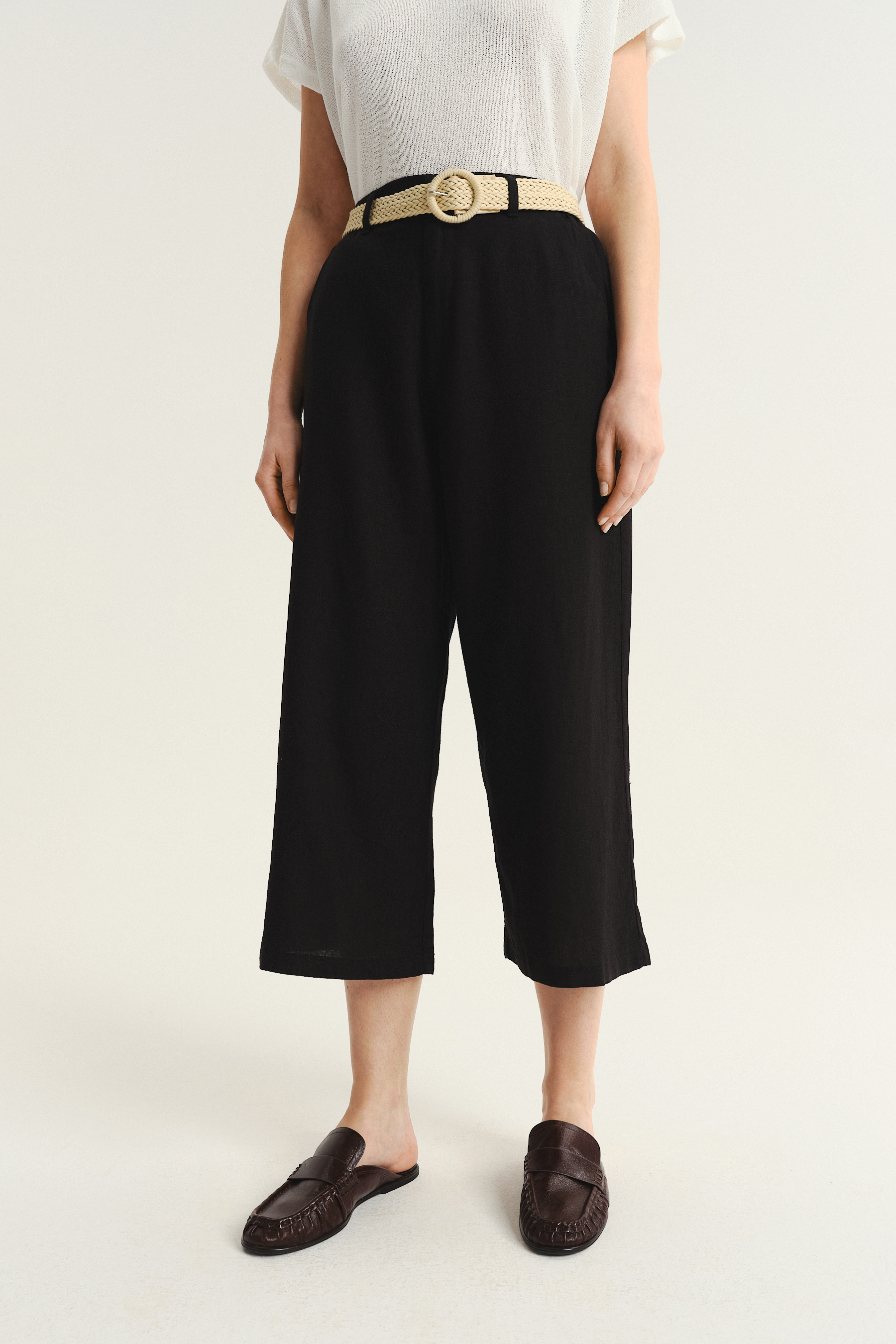 Czarne spodnie typu kuloty z kontrastowym plecionym paskiem
