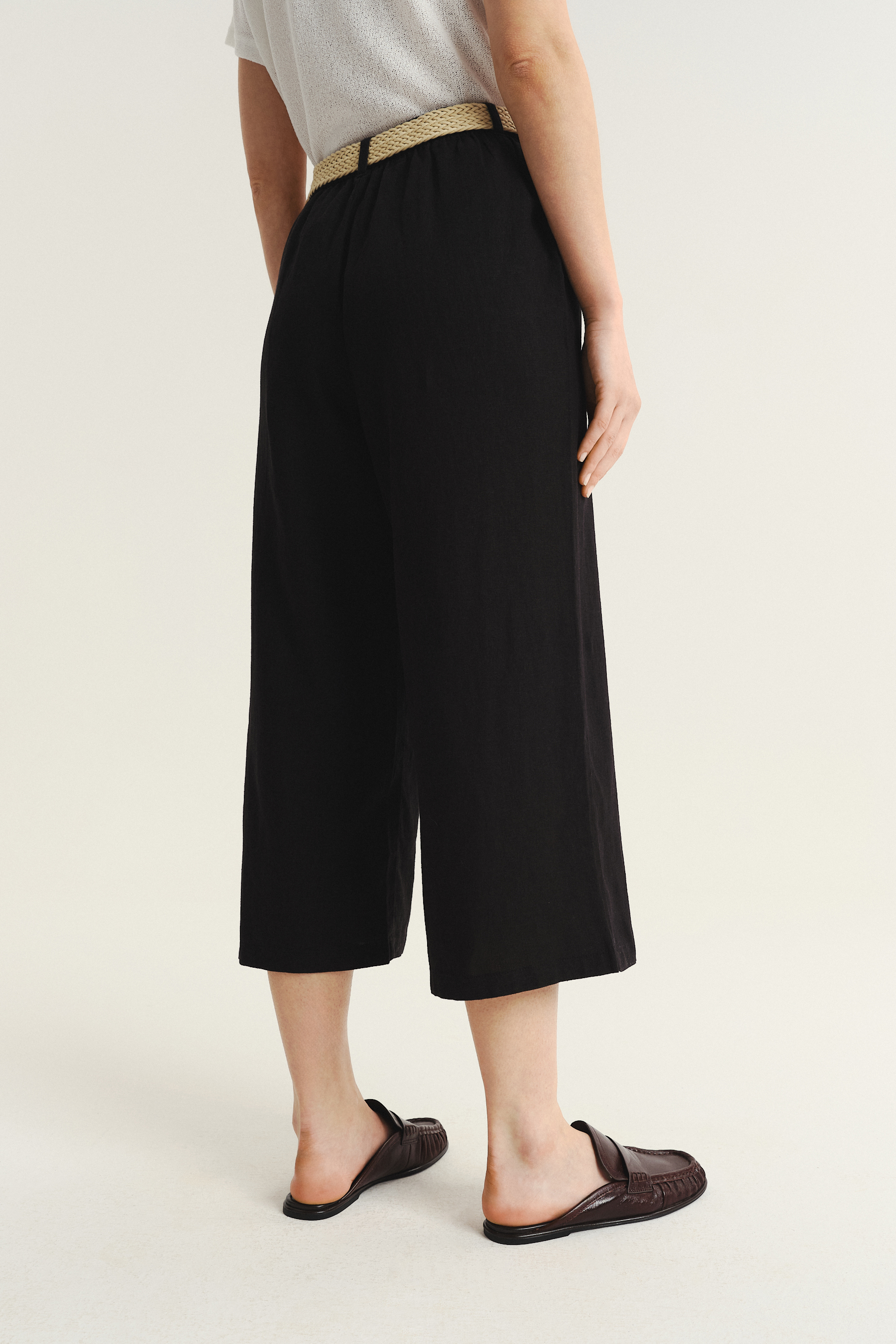 Czarne spodnie typu kuloty z kontrastowym plecionym paskiem